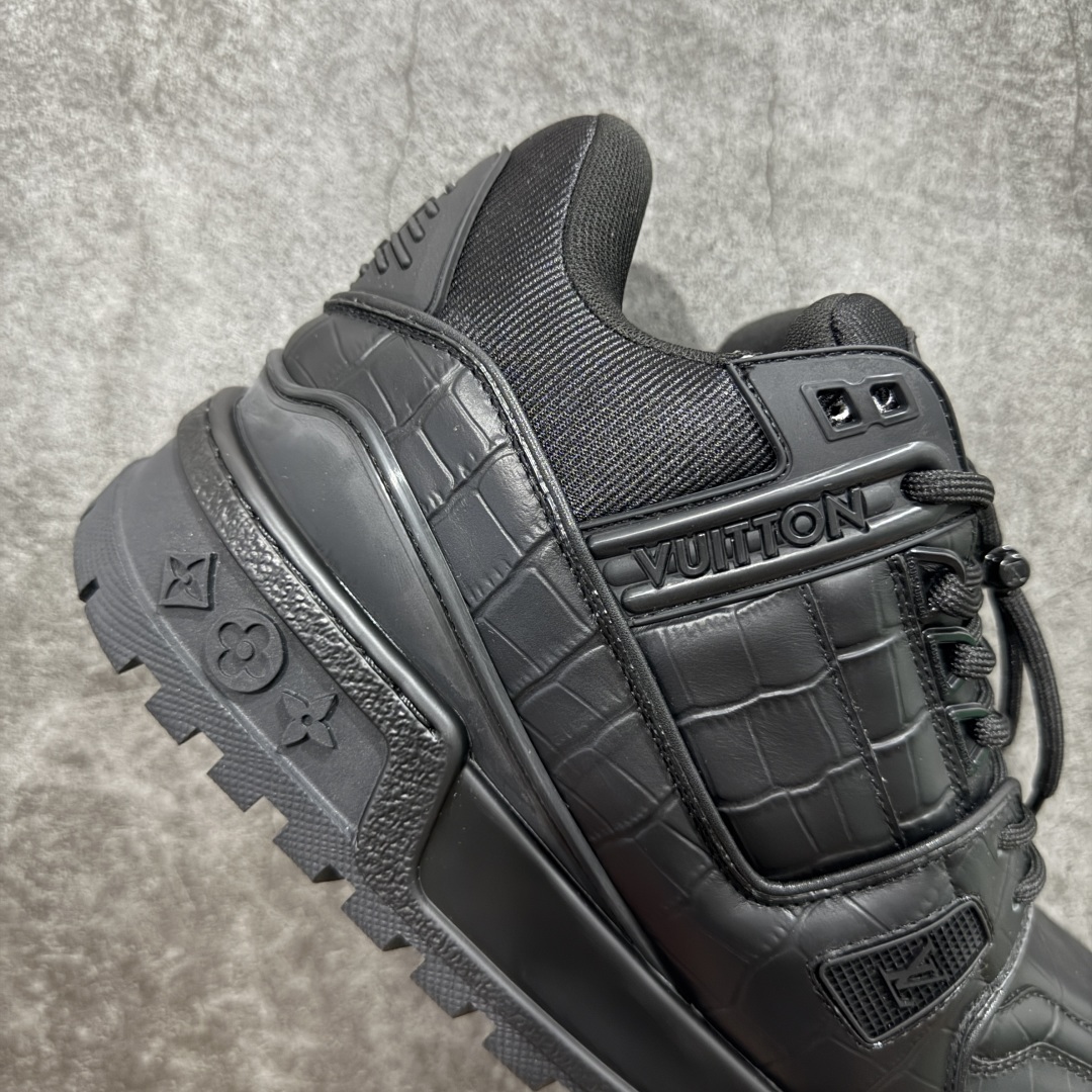 图片[7]-【广东纯原版本】广东原产驴家 LV Louis Vuitton Trainer Maxi 小胖丁系列面包鞋 驴牌23款男士时装走秀款 官方最新批次原盒 原版购入开发历时半年开发打造 正式开始出货 原版完美楦型 无限调试 达到还原99% 鞋面独家订制细柔小牛皮 厚实织物鞋带 大底TPU 面包鞋 路易威登 Lv 可识别扣子串珠 Trainer备受瞩目 火热面包鞋再次拉满流量 各地网红上脚 立体饱满的彩色面包鞋身 超大版型重新诠释了 Virgil Abloh大热 Lv 运动时装鞋 私模Tpu大底 三色组合厚底 完美增高4-5cm #升级厚实抽屉礼品鞋盒及包装说明书防尘布袋物件(附送官方快递加固彩色涂鸦包装大礼盒!!)#采用细柔小牛皮革与丝绸头层皮鞋面材质#鞋垫嵌入加厚软感EVA物料#后跟耐弯折滴塑支撑片#全新开发TPU光泽组合隔色鞋底❗ 尺码：35 36 37 38 39 40 41 42 43 44 45-选品中心