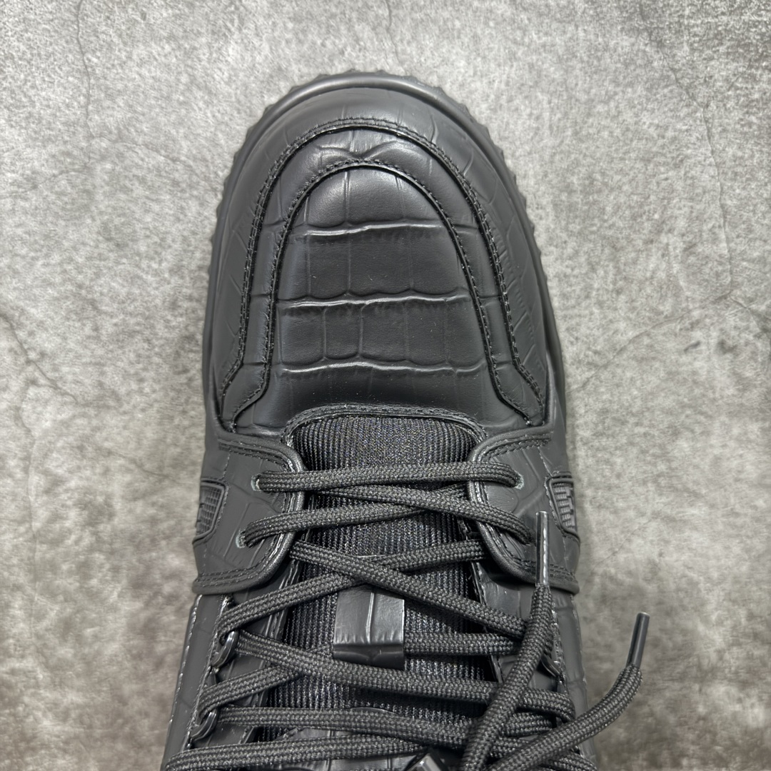 图片[5]-【广东纯原版本】广东原产驴家 LV Louis Vuitton Trainer Maxi 小胖丁系列面包鞋 驴牌23款男士时装走秀款 官方最新批次原盒 原版购入开发历时半年开发打造 正式开始出货 原版完美楦型 无限调试 达到还原99% 鞋面独家订制细柔小牛皮 厚实织物鞋带 大底TPU 面包鞋 路易威登 Lv 可识别扣子串珠 Trainer备受瞩目 火热面包鞋再次拉满流量 各地网红上脚 立体饱满的彩色面包鞋身 超大版型重新诠释了 Virgil Abloh大热 Lv 运动时装鞋 私模Tpu大底 三色组合厚底 完美增高4-5cm #升级厚实抽屉礼品鞋盒及包装说明书防尘布袋物件(附送官方快递加固彩色涂鸦包装大礼盒!!)#采用细柔小牛皮革与丝绸头层皮鞋面材质#鞋垫嵌入加厚软感EVA物料#后跟耐弯折滴塑支撑片#全新开发TPU光泽组合隔色鞋底❗ 尺码：35 36 37 38 39 40 41 42 43 44 45-选品中心