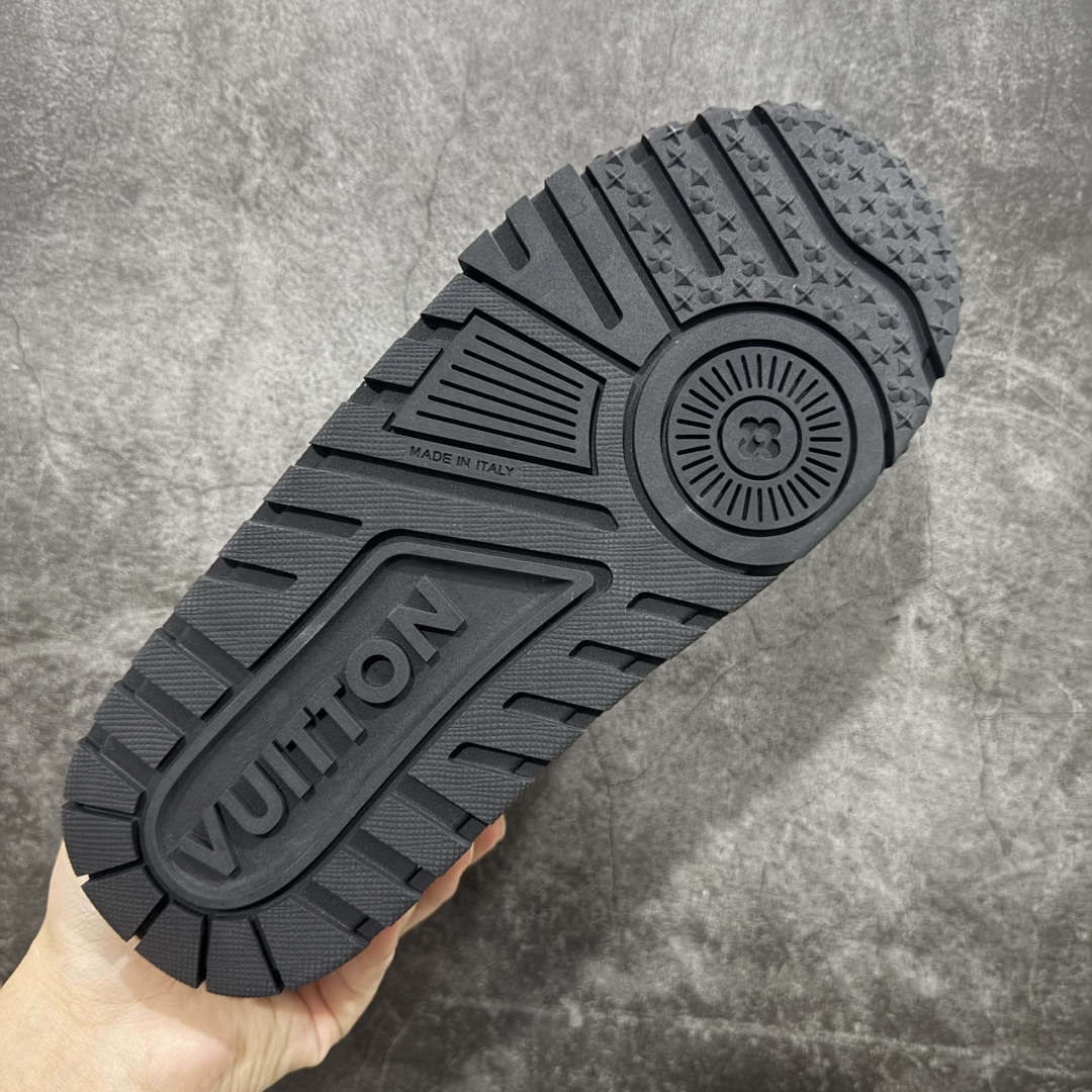 图片[9]-【广东纯原版本】广东原产驴家 LV Louis Vuitton Trainer Maxi 小胖丁系列面包鞋 驴牌23款男士时装走秀款 官方最新批次原盒 原版购入开发历时半年开发打造 正式开始出货 原版完美楦型 无限调试 达到还原99% 鞋面独家订制细柔小牛皮 厚实织物鞋带 大底TPU 面包鞋 路易威登 Lv 可识别扣子串珠 Trainer备受瞩目 火热面包鞋再次拉满流量 各地网红上脚 立体饱满的彩色面包鞋身 超大版型重新诠释了 Virgil Abloh大热 Lv 运动时装鞋 私模Tpu大底 三色组合厚底 完美增高4-5cm #升级厚实抽屉礼品鞋盒及包装说明书防尘布袋物件(附送官方快递加固彩色涂鸦包装大礼盒!!)#采用细柔小牛皮革与丝绸头层皮鞋面材质#鞋垫嵌入加厚软感EVA物料#后跟耐弯折滴塑支撑片#全新开发TPU光泽组合隔色鞋底❗ 尺码：35 36 37 38 39 40 41 42 43 44 45-选品中心