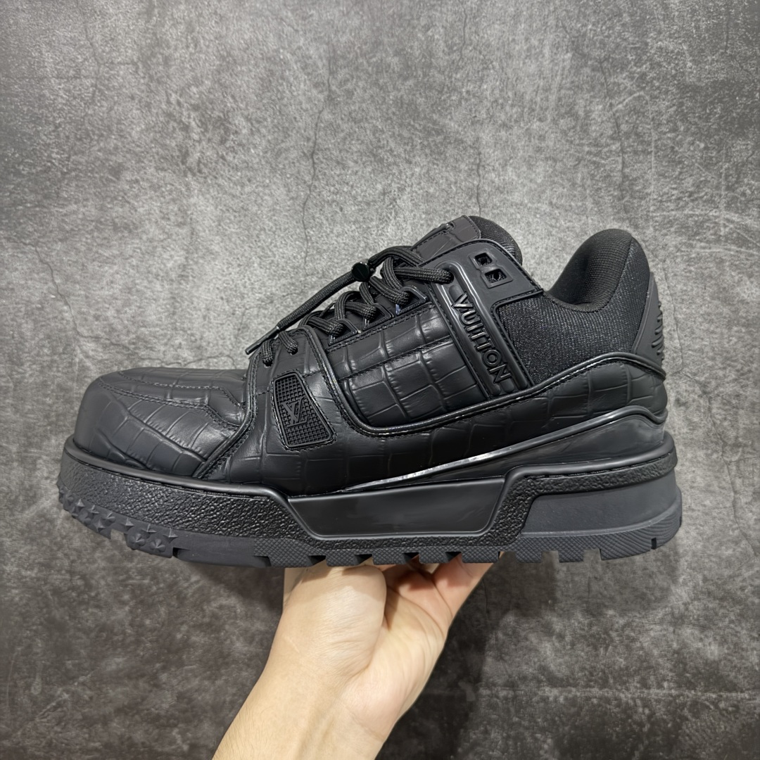 图片[2]-【广东纯原版本】广东原产驴家 LV Louis Vuitton Trainer Maxi 小胖丁系列面包鞋 驴牌23款男士时装走秀款 官方最新批次原盒 原版购入开发历时半年开发打造 正式开始出货 原版完美楦型 无限调试 达到还原99% 鞋面独家订制细柔小牛皮 厚实织物鞋带 大底TPU 面包鞋 路易威登 Lv 可识别扣子串珠 Trainer备受瞩目 火热面包鞋再次拉满流量 各地网红上脚 立体饱满的彩色面包鞋身 超大版型重新诠释了 Virgil Abloh大热 Lv 运动时装鞋 私模Tpu大底 三色组合厚底 完美增高4-5cm #升级厚实抽屉礼品鞋盒及包装说明书防尘布袋物件(附送官方快递加固彩色涂鸦包装大礼盒!!)#采用细柔小牛皮革与丝绸头层皮鞋面材质#鞋垫嵌入加厚软感EVA物料#后跟耐弯折滴塑支撑片#全新开发TPU光泽组合隔色鞋底❗ 尺码：35 36 37 38 39 40 41 42 43 44 45-选品中心