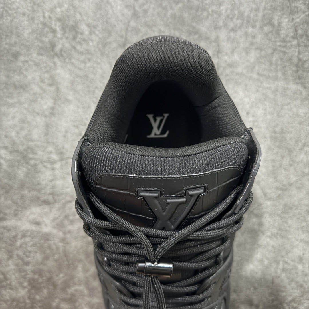 图片[8]-【广东纯原版本】广东原产驴家 LV Louis Vuitton Trainer Maxi 小胖丁系列面包鞋 驴牌23款男士时装走秀款 官方最新批次原盒 原版购入开发历时半年开发打造 正式开始出货 原版完美楦型 无限调试 达到还原99% 鞋面独家订制细柔小牛皮 厚实织物鞋带 大底TPU 面包鞋 路易威登 Lv 可识别扣子串珠 Trainer备受瞩目 火热面包鞋再次拉满流量 各地网红上脚 立体饱满的彩色面包鞋身 超大版型重新诠释了 Virgil Abloh大热 Lv 运动时装鞋 私模Tpu大底 三色组合厚底 完美增高4-5cm #升级厚实抽屉礼品鞋盒及包装说明书防尘布袋物件(附送官方快递加固彩色涂鸦包装大礼盒!!)#采用细柔小牛皮革与丝绸头层皮鞋面材质#鞋垫嵌入加厚软感EVA物料#后跟耐弯折滴塑支撑片#全新开发TPU光泽组合隔色鞋底❗ 尺码：35 36 37 38 39 40 41 42 43 44 45-选品中心