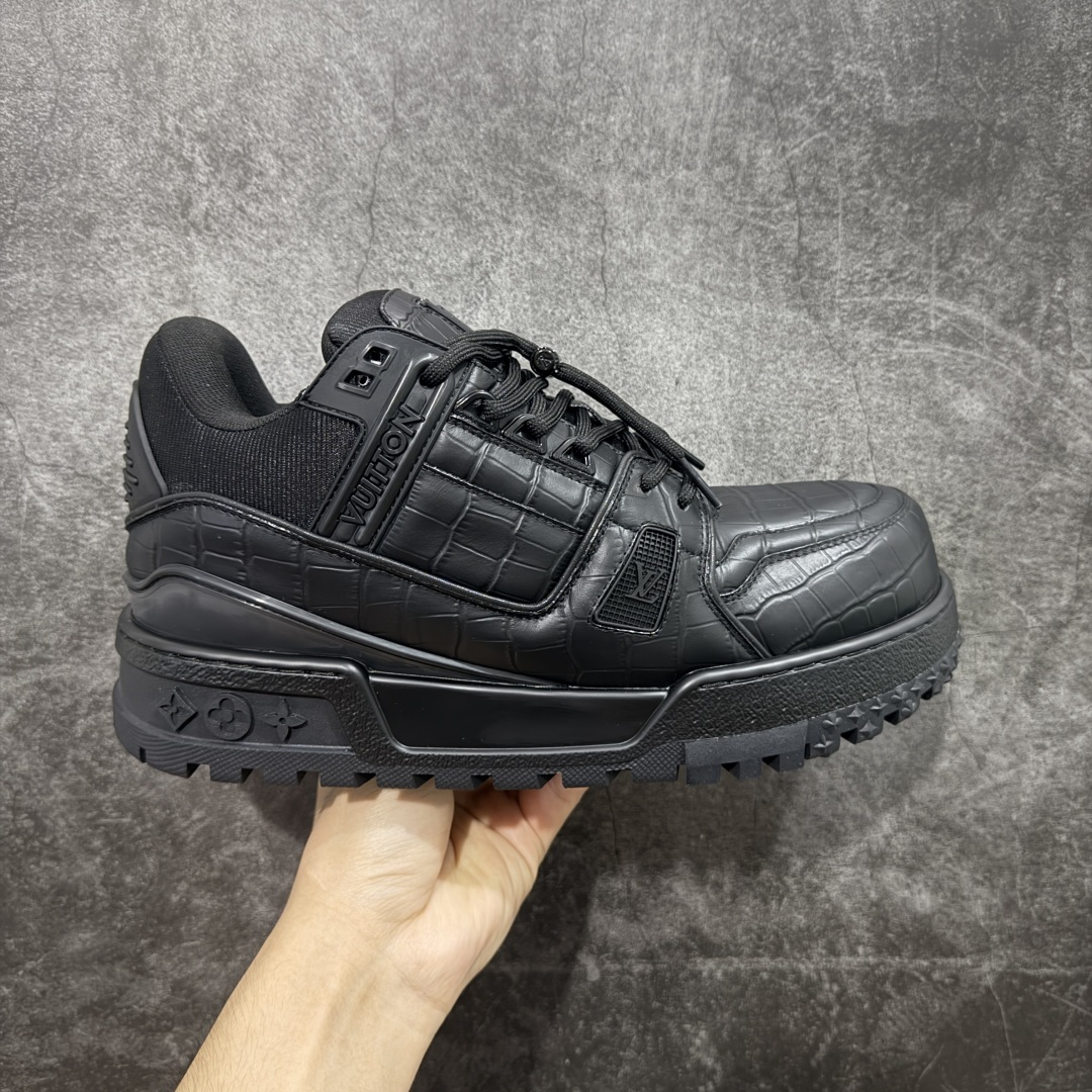 【广东纯原版本】广东原产驴家 LV Louis Vuitton Trainer Maxi 小胖丁系列面包鞋 驴牌23款男士时装走秀款 官方最新批次原盒 原版购入开发历时半年开发打造 正式开始出货 原版完美楦型 无限调试 达到还原99% 鞋面独家订制细柔小牛皮 厚实织物鞋带 大底TPU 面包鞋 路易威登 Lv 可识别扣子串珠 Trainer备受瞩目 火热面包鞋再次拉满流量 各地网红上脚 立体饱满的彩色面包鞋身 超大版型重新诠释了 Virgil Abloh大热 Lv 运动时装鞋 私模Tpu大底 三色组合厚底 完美增高4-5cm #升级厚实抽屉礼品鞋盒及包装说明书防尘布袋物件(附送官方快递加固彩色涂鸦包装大礼盒!!)#采用细柔小牛皮革与丝绸头层皮鞋面材质#鞋垫嵌入加厚软感EVA物料#后跟耐弯折滴塑支撑片#全新开发TPU光泽组合隔色鞋底❗ 尺码:35 36 37 38 39 40 41 42 43 44 45-选品中心