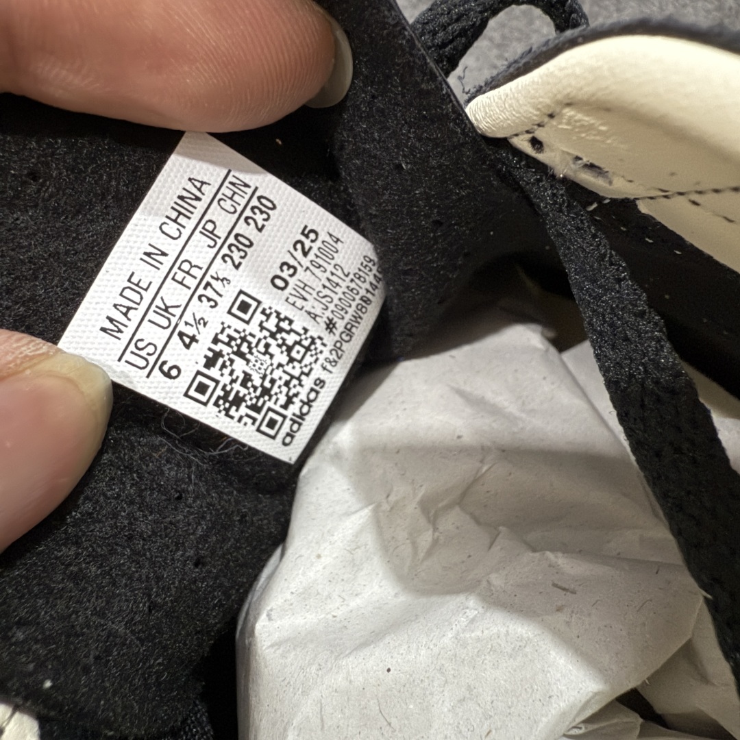 图片[8]-【渠道纯原版】AD Gazelle Indoor Trainers 羚羊内训系列低帮复古百搭休闲运动德训风板鞋 黑白生胶花边 JS1412 市场最高版本 完美还原zp细节，注意区别市场任何版本，完全不是一路货色‼️ 全鞋原材料打造，无任何色差，正确鞋型，后跟港宝材料定型，正确微透生胶大底，反口内里头层细腻小牛皮，纸板中底 鞋垫背胶，侧面正确烫金压印字母，所有细节完美还原‼️ 尺码：35 36 36.5 37 38 38.5 39 40 40.5 41 42 42.5 43 44 44.5 45-选品中心