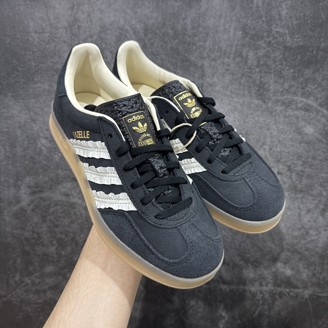 【渠道纯原版】AD Gazelle Indoor Trainers 羚羊内训系列低帮复古百搭休闲运动德训风板鞋 黑白生胶花边 JS1412 市场最高版本 完美还原zp细节,注意区别市场任何版本,完全不是一路货色‼️ 全鞋原材料打造,无任何色差,正确鞋型,后跟港宝材料定型,正确微透生胶大底,反口内里头层细腻小牛皮,纸板中底 鞋垫背胶,侧面正确烫金压印字母,所有细节完美还原‼️ 尺码:35 36 36.5 37 38 38.5 39 40 40.5 41 42 42.5 43 44 44.5 45-选品中心