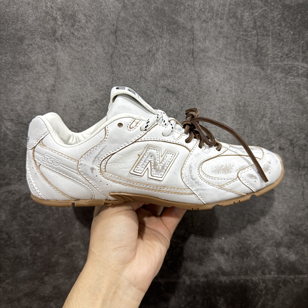 【纯原M版】Miumiu x New Balance NB530 新百伦缪缪联名款复古运动鞋 白皮生胶擦破做旧 全套原楦原纸板原厂数据开发 原厂三文治网纱 原装进口羊皮加羊反绒正确绒感卡色 正确中底拉帮中底纸板满印细节 冲裁组合 匠心打造 耗时两个月开发完成 工艺极其复杂难度可想而知 新开独立私模大底 全网唯一正确私模大底 高端零售专供产物 这双变奏版本的530 SL 有着抢眼的双鞋带系统 以撞色的拼接感带出不同以往的风格 同时透过网眼面料与麂皮呈现复古质地 除了极为受到欢迎的棕色调之外 还推出了轻盈的裸白色系 而双方的联名徽标则展现在鞋舌以及内里衬底之上 搭配棉质和皮革的双重鞋带设计呈现出不俗的质感 此番的一大亮点就是将原来的ABZORB 鞋底更换为超薄外底 诠释Y2K风造型 鞋舌上的\