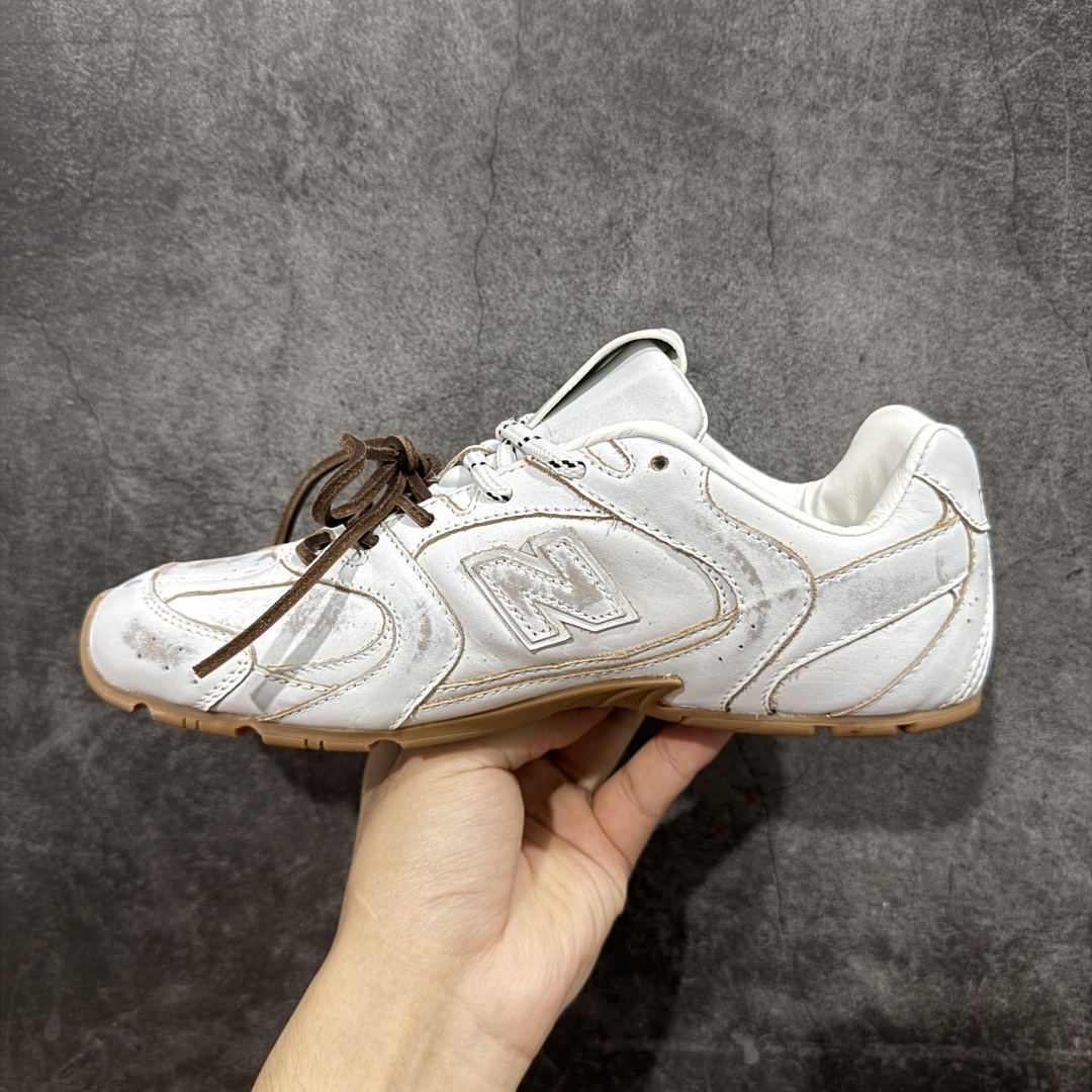 图片[2]-【纯原M版】Miumiu x New Balance NB530 新百伦缪缪联名款复古运动鞋 白皮生胶擦破做旧 全套原楦原纸板原厂数据开发 原厂三文治网纱 原装进口羊皮加羊反绒正确绒感卡色 正确中底拉帮中底纸板满印细节 冲裁组合 匠心打造 耗时两个月开发完成 工艺极其复杂难度可想而知 新开独立私模大底 全网唯一正确私模大底 高端零售专供产物 这双变奏版本的530 SL 有着抢眼的双鞋带系统 以撞色的拼接感带出不同以往的风格 同时透过网眼面料与麂皮呈现复古质地 除了极为受到欢迎的棕色调之外 还推出了轻盈的裸白色系 而双方的联名徽标则展现在鞋舌以及内里衬底之上 搭配棉质和皮革的双重鞋带设计呈现出不俗的质感 此番的一大亮点就是将原来的ABZORB 鞋底更换为超薄外底 诠释Y2K风造型 鞋舌上的\”MiuMiu\”和\”NB\”Logo彰显联名身份 整双鞋带来浓浓的复古氛围 尺码：36 37 37.5 38 38.5 39.5 40 40.5 41.5 42 42.5 43 44-选品中心