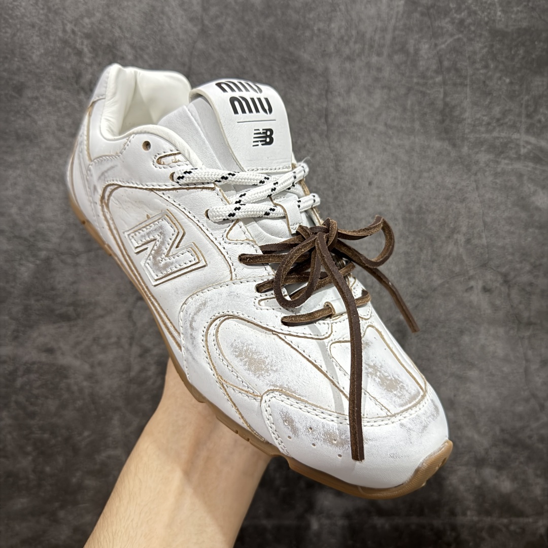 图片[3]-【纯原M版】Miumiu x New Balance NB530 新百伦缪缪联名款复古运动鞋 白皮生胶擦破做旧 全套原楦原纸板原厂数据开发 原厂三文治网纱 原装进口羊皮加羊反绒正确绒感卡色 正确中底拉帮中底纸板满印细节 冲裁组合 匠心打造 耗时两个月开发完成 工艺极其复杂难度可想而知 新开独立私模大底 全网唯一正确私模大底 高端零售专供产物 这双变奏版本的530 SL 有着抢眼的双鞋带系统 以撞色的拼接感带出不同以往的风格 同时透过网眼面料与麂皮呈现复古质地 除了极为受到欢迎的棕色调之外 还推出了轻盈的裸白色系 而双方的联名徽标则展现在鞋舌以及内里衬底之上 搭配棉质和皮革的双重鞋带设计呈现出不俗的质感 此番的一大亮点就是将原来的ABZORB 鞋底更换为超薄外底 诠释Y2K风造型 鞋舌上的\”MiuMiu\”和\”NB\”Logo彰显联名身份 整双鞋带来浓浓的复古氛围 尺码：36 37 37.5 38 38.5 39.5 40 40.5 41.5 42 42.5 43 44-选品中心