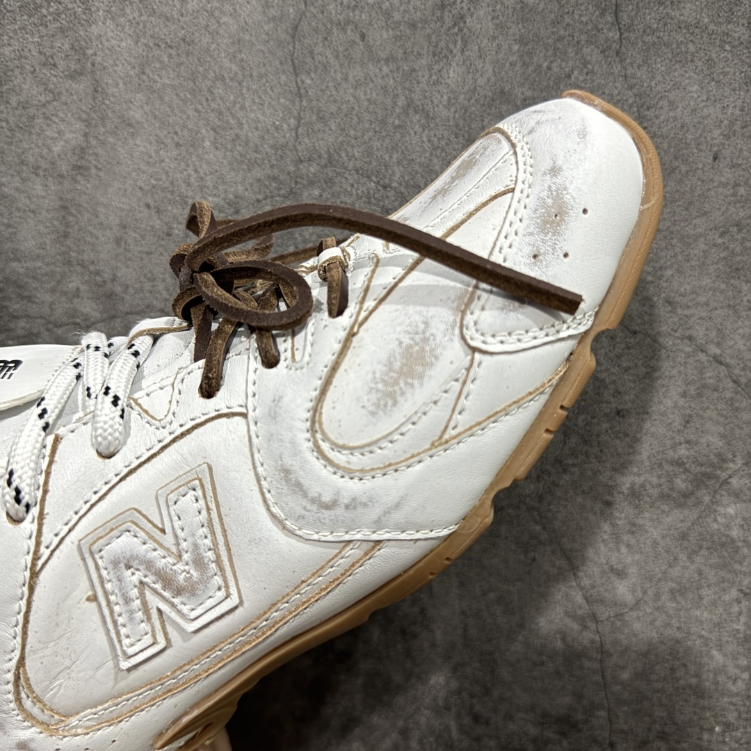 图片[6]-【纯原M版】Miumiu x New Balance NB530 新百伦缪缪联名款复古运动鞋 白皮生胶擦破做旧 全套原楦原纸板原厂数据开发 原厂三文治网纱 原装进口羊皮加羊反绒正确绒感卡色 正确中底拉帮中底纸板满印细节 冲裁组合 匠心打造 耗时两个月开发完成 工艺极其复杂难度可想而知 新开独立私模大底 全网唯一正确私模大底 高端零售专供产物 这双变奏版本的530 SL 有着抢眼的双鞋带系统 以撞色的拼接感带出不同以往的风格 同时透过网眼面料与麂皮呈现复古质地 除了极为受到欢迎的棕色调之外 还推出了轻盈的裸白色系 而双方的联名徽标则展现在鞋舌以及内里衬底之上 搭配棉质和皮革的双重鞋带设计呈现出不俗的质感 此番的一大亮点就是将原来的ABZORB 鞋底更换为超薄外底 诠释Y2K风造型 鞋舌上的\”MiuMiu\”和\”NB\”Logo彰显联名身份 整双鞋带来浓浓的复古氛围 尺码：36 37 37.5 38 38.5 39.5 40 40.5 41.5 42 42.5 43 44-选品中心