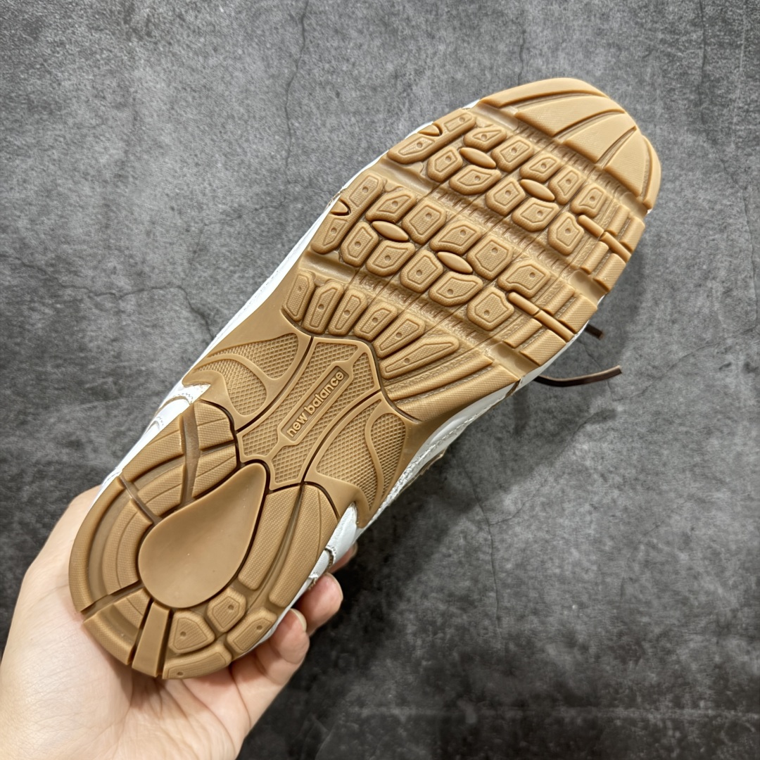 图片[9]-【纯原M版】Miumiu x New Balance NB530 新百伦缪缪联名款复古运动鞋 白皮生胶擦破做旧 全套原楦原纸板原厂数据开发 原厂三文治网纱 原装进口羊皮加羊反绒正确绒感卡色 正确中底拉帮中底纸板满印细节 冲裁组合 匠心打造 耗时两个月开发完成 工艺极其复杂难度可想而知 新开独立私模大底 全网唯一正确私模大底 高端零售专供产物 这双变奏版本的530 SL 有着抢眼的双鞋带系统 以撞色的拼接感带出不同以往的风格 同时透过网眼面料与麂皮呈现复古质地 除了极为受到欢迎的棕色调之外 还推出了轻盈的裸白色系 而双方的联名徽标则展现在鞋舌以及内里衬底之上 搭配棉质和皮革的双重鞋带设计呈现出不俗的质感 此番的一大亮点就是将原来的ABZORB 鞋底更换为超薄外底 诠释Y2K风造型 鞋舌上的\”MiuMiu\”和\”NB\”Logo彰显联名身份 整双鞋带来浓浓的复古氛围 尺码：36 37 37.5 38 38.5 39.5 40 40.5 41.5 42 42.5 43 44-选品中心