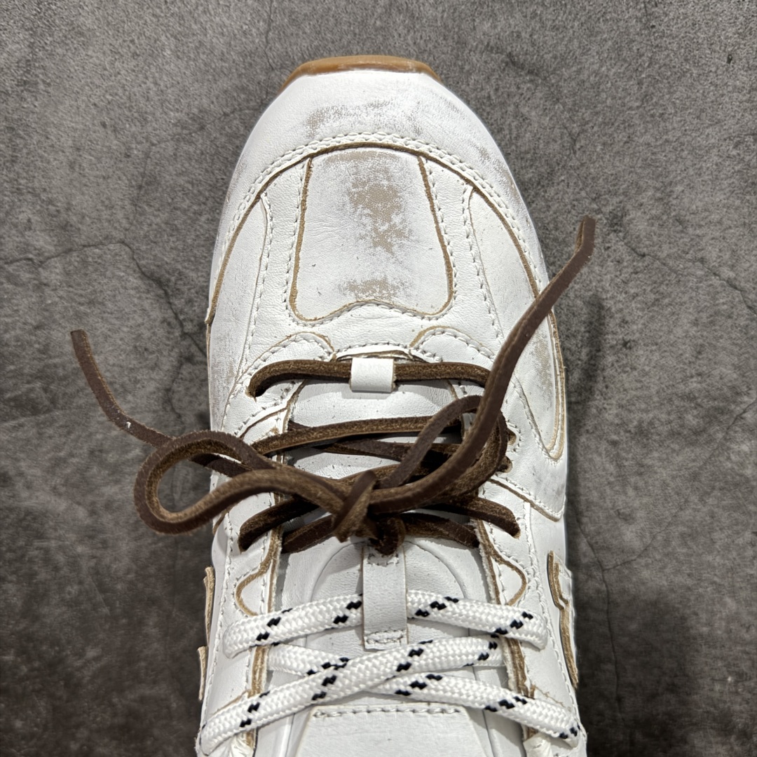 图片[5]-【纯原M版】Miumiu x New Balance NB530 新百伦缪缪联名款复古运动鞋 白皮生胶擦破做旧 全套原楦原纸板原厂数据开发 原厂三文治网纱 原装进口羊皮加羊反绒正确绒感卡色 正确中底拉帮中底纸板满印细节 冲裁组合 匠心打造 耗时两个月开发完成 工艺极其复杂难度可想而知 新开独立私模大底 全网唯一正确私模大底 高端零售专供产物 这双变奏版本的530 SL 有着抢眼的双鞋带系统 以撞色的拼接感带出不同以往的风格 同时透过网眼面料与麂皮呈现复古质地 除了极为受到欢迎的棕色调之外 还推出了轻盈的裸白色系 而双方的联名徽标则展现在鞋舌以及内里衬底之上 搭配棉质和皮革的双重鞋带设计呈现出不俗的质感 此番的一大亮点就是将原来的ABZORB 鞋底更换为超薄外底 诠释Y2K风造型 鞋舌上的\”MiuMiu\”和\”NB\”Logo彰显联名身份 整双鞋带来浓浓的复古氛围 尺码：36 37 37.5 38 38.5 39.5 40 40.5 41.5 42 42.5 43 44-选品中心