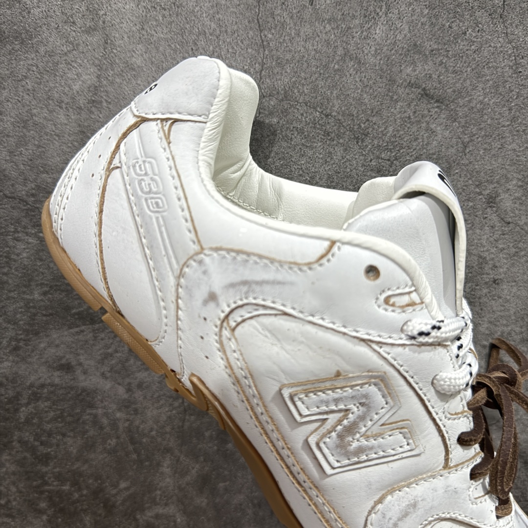图片[7]-【纯原M版】Miumiu x New Balance NB530 新百伦缪缪联名款复古运动鞋 白皮生胶擦破做旧 全套原楦原纸板原厂数据开发 原厂三文治网纱 原装进口羊皮加羊反绒正确绒感卡色 正确中底拉帮中底纸板满印细节 冲裁组合 匠心打造 耗时两个月开发完成 工艺极其复杂难度可想而知 新开独立私模大底 全网唯一正确私模大底 高端零售专供产物 这双变奏版本的530 SL 有着抢眼的双鞋带系统 以撞色的拼接感带出不同以往的风格 同时透过网眼面料与麂皮呈现复古质地 除了极为受到欢迎的棕色调之外 还推出了轻盈的裸白色系 而双方的联名徽标则展现在鞋舌以及内里衬底之上 搭配棉质和皮革的双重鞋带设计呈现出不俗的质感 此番的一大亮点就是将原来的ABZORB 鞋底更换为超薄外底 诠释Y2K风造型 鞋舌上的\”MiuMiu\”和\”NB\”Logo彰显联名身份 整双鞋带来浓浓的复古氛围 尺码：36 37 37.5 38 38.5 39.5 40 40.5 41.5 42 42.5 43 44-选品中心