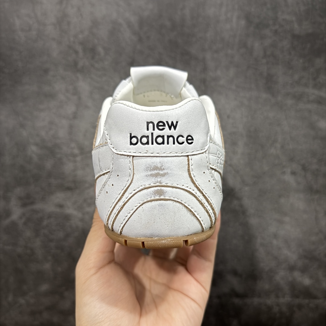 图片[4]-【纯原M版】Miumiu x New Balance NB530 新百伦缪缪联名款复古运动鞋 白皮生胶擦破做旧 全套原楦原纸板原厂数据开发 原厂三文治网纱 原装进口羊皮加羊反绒正确绒感卡色 正确中底拉帮中底纸板满印细节 冲裁组合 匠心打造 耗时两个月开发完成 工艺极其复杂难度可想而知 新开独立私模大底 全网唯一正确私模大底 高端零售专供产物 这双变奏版本的530 SL 有着抢眼的双鞋带系统 以撞色的拼接感带出不同以往的风格 同时透过网眼面料与麂皮呈现复古质地 除了极为受到欢迎的棕色调之外 还推出了轻盈的裸白色系 而双方的联名徽标则展现在鞋舌以及内里衬底之上 搭配棉质和皮革的双重鞋带设计呈现出不俗的质感 此番的一大亮点就是将原来的ABZORB 鞋底更换为超薄外底 诠释Y2K风造型 鞋舌上的\”MiuMiu\”和\”NB\”Logo彰显联名身份 整双鞋带来浓浓的复古氛围 尺码：36 37 37.5 38 38.5 39.5 40 40.5 41.5 42 42.5 43 44-选品中心