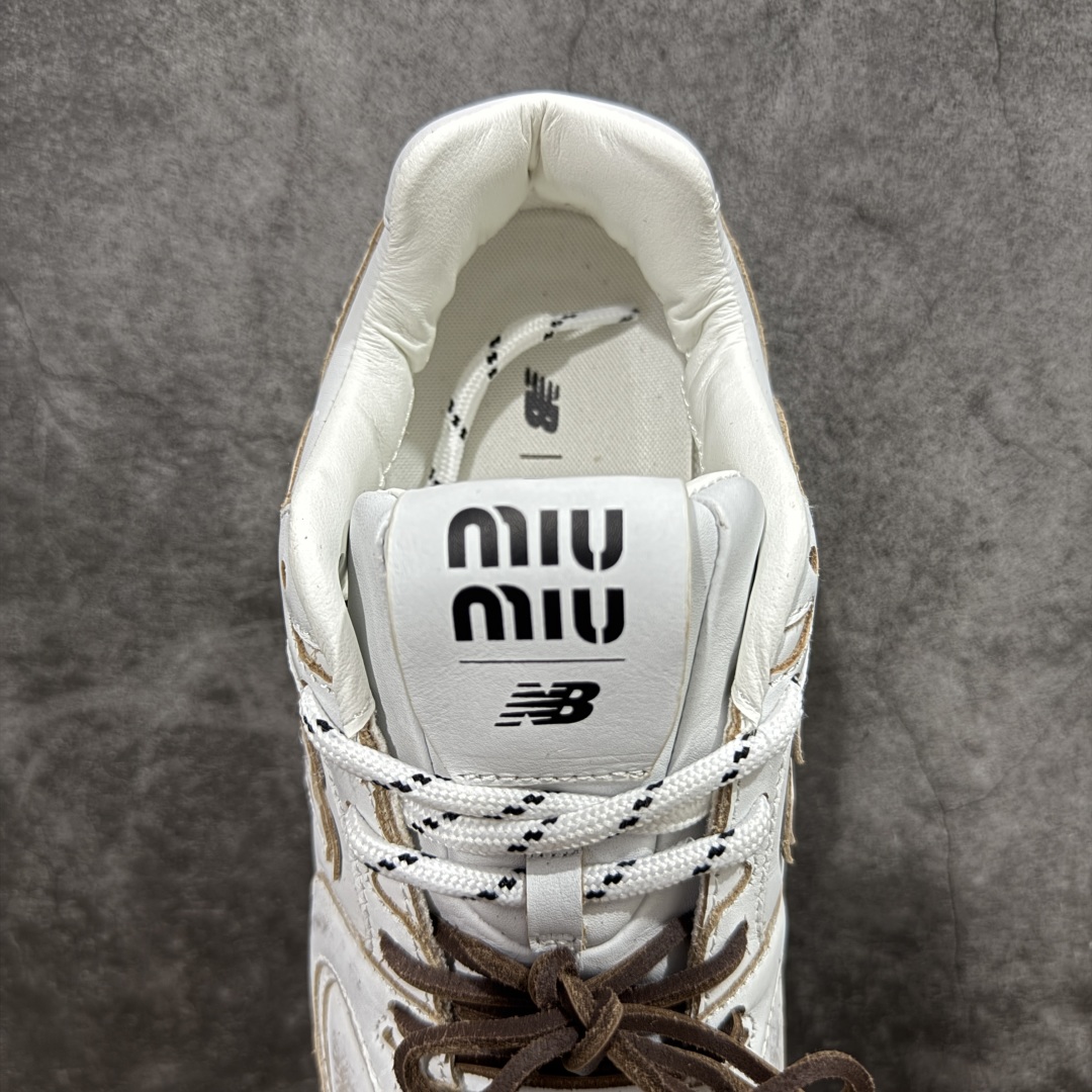 图片[8]-【纯原M版】Miumiu x New Balance NB530 新百伦缪缪联名款复古运动鞋 白皮生胶擦破做旧 全套原楦原纸板原厂数据开发 原厂三文治网纱 原装进口羊皮加羊反绒正确绒感卡色 正确中底拉帮中底纸板满印细节 冲裁组合 匠心打造 耗时两个月开发完成 工艺极其复杂难度可想而知 新开独立私模大底 全网唯一正确私模大底 高端零售专供产物 这双变奏版本的530 SL 有着抢眼的双鞋带系统 以撞色的拼接感带出不同以往的风格 同时透过网眼面料与麂皮呈现复古质地 除了极为受到欢迎的棕色调之外 还推出了轻盈的裸白色系 而双方的联名徽标则展现在鞋舌以及内里衬底之上 搭配棉质和皮革的双重鞋带设计呈现出不俗的质感 此番的一大亮点就是将原来的ABZORB 鞋底更换为超薄外底 诠释Y2K风造型 鞋舌上的\”MiuMiu\”和\”NB\”Logo彰显联名身份 整双鞋带来浓浓的复古氛围 尺码：36 37 37.5 38 38.5 39.5 40 40.5 41.5 42 42.5 43 44-选品中心