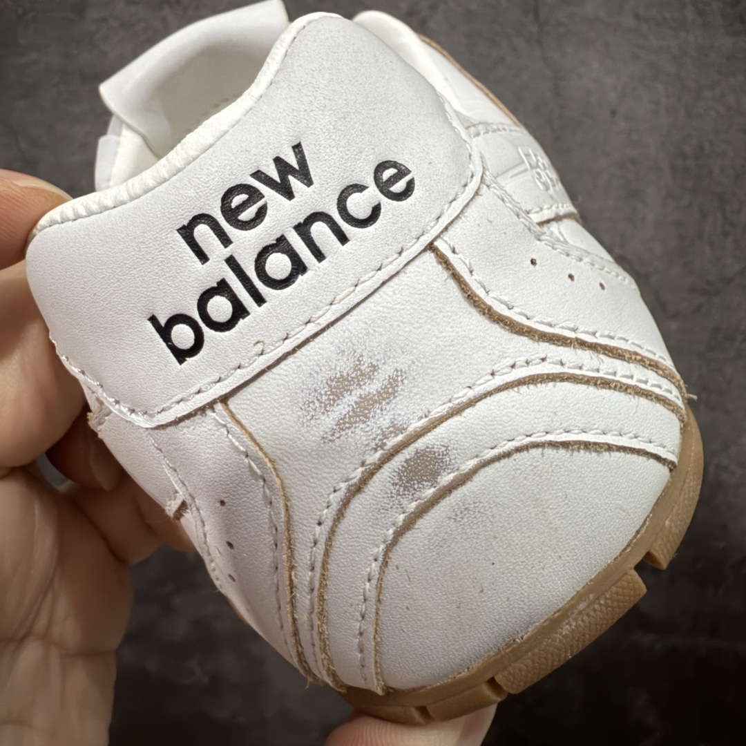 图片[2]-【纯原M版】Miumiu x New Balance NB530 新百伦缪缪联名款复古运动鞋 白皮生胶擦破做旧 全套原楦原纸板原厂数据开发 原厂三文治网纱 原装进口羊皮加羊反绒正确绒感卡色 正确中底拉帮中底纸板满印细节 冲裁组合 匠心打造 耗时两个月开发完成 工艺极其复杂难度可想而知 新开独立私模大底 全网唯一正确私模大底 高端零售专供产物 这双变奏版本的530 SL 有着抢眼的双鞋带系统 以撞色的拼接感带出不同以往的风格 同时透过网眼面料与麂皮呈现复古质地 除了极为受到欢迎的棕色调之外 还推出了轻盈的裸白色系 而双方的联名徽标则展现在鞋舌以及内里衬底之上 搭配棉质和皮革的双重鞋带设计呈现出不俗的质感 此番的一大亮点就是将原来的ABZORB 鞋底更换为超薄外底 诠释Y2K风造型 鞋舌上的\”MiuMiu\”和\”NB\”Logo彰显联名身份 整双鞋带来浓浓的复古氛围 尺码：36 37 37.5 38 38.5 39.5 40 40.5 41.5 42 42.5 43 44-选品中心