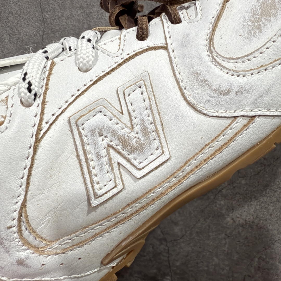 图片[4]-【纯原M版】Miumiu x New Balance NB530 新百伦缪缪联名款复古运动鞋 白皮生胶擦破做旧 全套原楦原纸板原厂数据开发 原厂三文治网纱 原装进口羊皮加羊反绒正确绒感卡色 正确中底拉帮中底纸板满印细节 冲裁组合 匠心打造 耗时两个月开发完成 工艺极其复杂难度可想而知 新开独立私模大底 全网唯一正确私模大底 高端零售专供产物 这双变奏版本的530 SL 有着抢眼的双鞋带系统 以撞色的拼接感带出不同以往的风格 同时透过网眼面料与麂皮呈现复古质地 除了极为受到欢迎的棕色调之外 还推出了轻盈的裸白色系 而双方的联名徽标则展现在鞋舌以及内里衬底之上 搭配棉质和皮革的双重鞋带设计呈现出不俗的质感 此番的一大亮点就是将原来的ABZORB 鞋底更换为超薄外底 诠释Y2K风造型 鞋舌上的\”MiuMiu\”和\”NB\”Logo彰显联名身份 整双鞋带来浓浓的复古氛围 尺码：36 37 37.5 38 38.5 39.5 40 40.5 41.5 42 42.5 43 44-选品中心