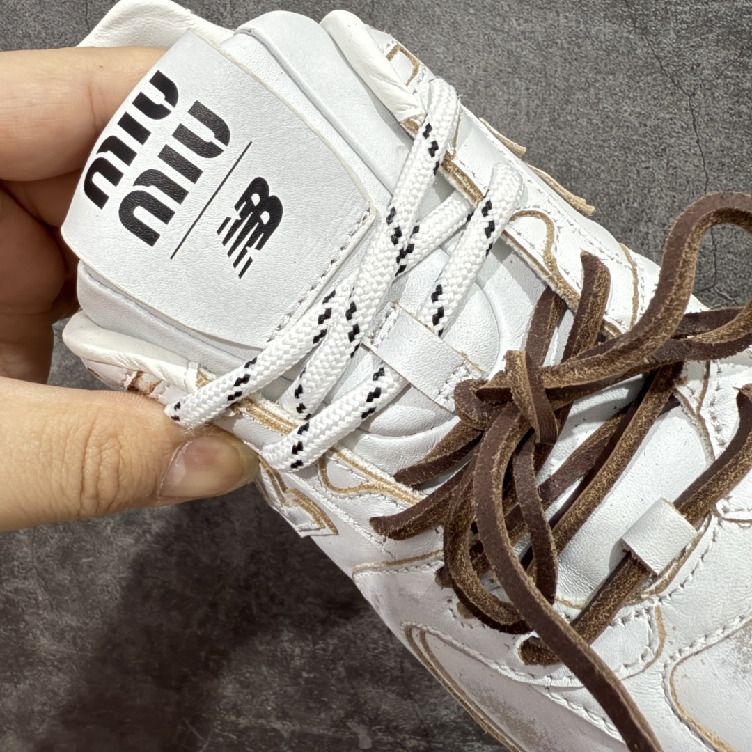 图片[6]-【纯原M版】Miumiu x New Balance NB530 新百伦缪缪联名款复古运动鞋 白皮生胶擦破做旧 全套原楦原纸板原厂数据开发 原厂三文治网纱 原装进口羊皮加羊反绒正确绒感卡色 正确中底拉帮中底纸板满印细节 冲裁组合 匠心打造 耗时两个月开发完成 工艺极其复杂难度可想而知 新开独立私模大底 全网唯一正确私模大底 高端零售专供产物 这双变奏版本的530 SL 有着抢眼的双鞋带系统 以撞色的拼接感带出不同以往的风格 同时透过网眼面料与麂皮呈现复古质地 除了极为受到欢迎的棕色调之外 还推出了轻盈的裸白色系 而双方的联名徽标则展现在鞋舌以及内里衬底之上 搭配棉质和皮革的双重鞋带设计呈现出不俗的质感 此番的一大亮点就是将原来的ABZORB 鞋底更换为超薄外底 诠释Y2K风造型 鞋舌上的\”MiuMiu\”和\”NB\”Logo彰显联名身份 整双鞋带来浓浓的复古氛围 尺码：36 37 37.5 38 38.5 39.5 40 40.5 41.5 42 42.5 43 44-选品中心