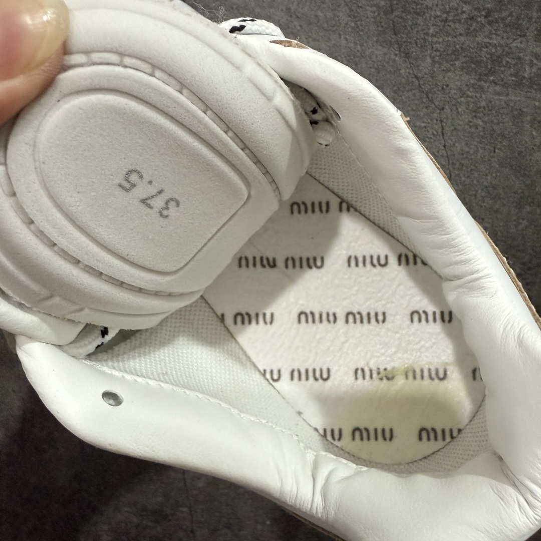 图片[9]-【纯原M版】Miumiu x New Balance NB530 新百伦缪缪联名款复古运动鞋 白皮生胶擦破做旧 全套原楦原纸板原厂数据开发 原厂三文治网纱 原装进口羊皮加羊反绒正确绒感卡色 正确中底拉帮中底纸板满印细节 冲裁组合 匠心打造 耗时两个月开发完成 工艺极其复杂难度可想而知 新开独立私模大底 全网唯一正确私模大底 高端零售专供产物 这双变奏版本的530 SL 有着抢眼的双鞋带系统 以撞色的拼接感带出不同以往的风格 同时透过网眼面料与麂皮呈现复古质地 除了极为受到欢迎的棕色调之外 还推出了轻盈的裸白色系 而双方的联名徽标则展现在鞋舌以及内里衬底之上 搭配棉质和皮革的双重鞋带设计呈现出不俗的质感 此番的一大亮点就是将原来的ABZORB 鞋底更换为超薄外底 诠释Y2K风造型 鞋舌上的\”MiuMiu\”和\”NB\”Logo彰显联名身份 整双鞋带来浓浓的复古氛围 尺码：36 37 37.5 38 38.5 39.5 40 40.5 41.5 42 42.5 43 44-选品中心