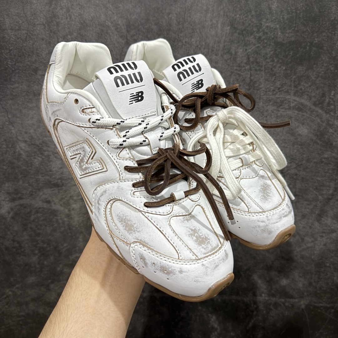 【纯原M版】Miumiu x New Balance NB530 新百伦缪缪联名款复古运动鞋 白皮生胶擦破做旧 全套原楦原纸板原厂数据开发 原厂三文治网纱 原装进口羊皮加羊反绒正确绒感卡色 正确中底拉帮中底纸板满印细节 冲裁组合 匠心打造 耗时两个月开发完成 工艺极其复杂难度可想而知 新开独立私模大底 全网唯一正确私模大底 高端零售专供产物 这双变奏版本的530 SL 有着抢眼的双鞋带系统 以撞色的拼接感带出不同以往的风格 同时透过网眼面料与麂皮呈现复古质地 除了极为受到欢迎的棕色调之外 还推出了轻盈的裸白色系 而双方的联名徽标则展现在鞋舌以及内里衬底之上 搭配棉质和皮革的双重鞋带设计呈现出不俗的质感 此番的一大亮点就是将原来的ABZORB 鞋底更换为超薄外底 诠释Y2K风造型 鞋舌上的\