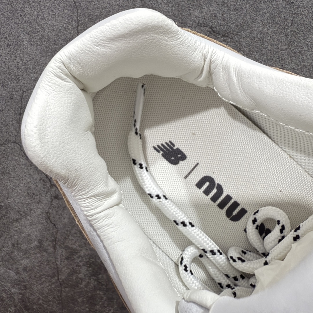 图片[8]-【纯原M版】Miumiu x New Balance NB530 新百伦缪缪联名款复古运动鞋 白皮生胶擦破做旧 全套原楦原纸板原厂数据开发 原厂三文治网纱 原装进口羊皮加羊反绒正确绒感卡色 正确中底拉帮中底纸板满印细节 冲裁组合 匠心打造 耗时两个月开发完成 工艺极其复杂难度可想而知 新开独立私模大底 全网唯一正确私模大底 高端零售专供产物 这双变奏版本的530 SL 有着抢眼的双鞋带系统 以撞色的拼接感带出不同以往的风格 同时透过网眼面料与麂皮呈现复古质地 除了极为受到欢迎的棕色调之外 还推出了轻盈的裸白色系 而双方的联名徽标则展现在鞋舌以及内里衬底之上 搭配棉质和皮革的双重鞋带设计呈现出不俗的质感 此番的一大亮点就是将原来的ABZORB 鞋底更换为超薄外底 诠释Y2K风造型 鞋舌上的\”MiuMiu\”和\”NB\”Logo彰显联名身份 整双鞋带来浓浓的复古氛围 尺码：36 37 37.5 38 38.5 39.5 40 40.5 41.5 42 42.5 43 44-选品中心