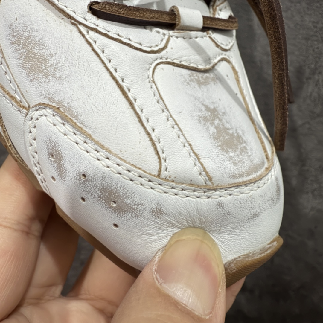图片[5]-【纯原M版】Miumiu x New Balance NB530 新百伦缪缪联名款复古运动鞋 白皮生胶擦破做旧 全套原楦原纸板原厂数据开发 原厂三文治网纱 原装进口羊皮加羊反绒正确绒感卡色 正确中底拉帮中底纸板满印细节 冲裁组合 匠心打造 耗时两个月开发完成 工艺极其复杂难度可想而知 新开独立私模大底 全网唯一正确私模大底 高端零售专供产物 这双变奏版本的530 SL 有着抢眼的双鞋带系统 以撞色的拼接感带出不同以往的风格 同时透过网眼面料与麂皮呈现复古质地 除了极为受到欢迎的棕色调之外 还推出了轻盈的裸白色系 而双方的联名徽标则展现在鞋舌以及内里衬底之上 搭配棉质和皮革的双重鞋带设计呈现出不俗的质感 此番的一大亮点就是将原来的ABZORB 鞋底更换为超薄外底 诠释Y2K风造型 鞋舌上的\”MiuMiu\”和\”NB\”Logo彰显联名身份 整双鞋带来浓浓的复古氛围 尺码：36 37 37.5 38 38.5 39.5 40 40.5 41.5 42 42.5 43 44-选品中心