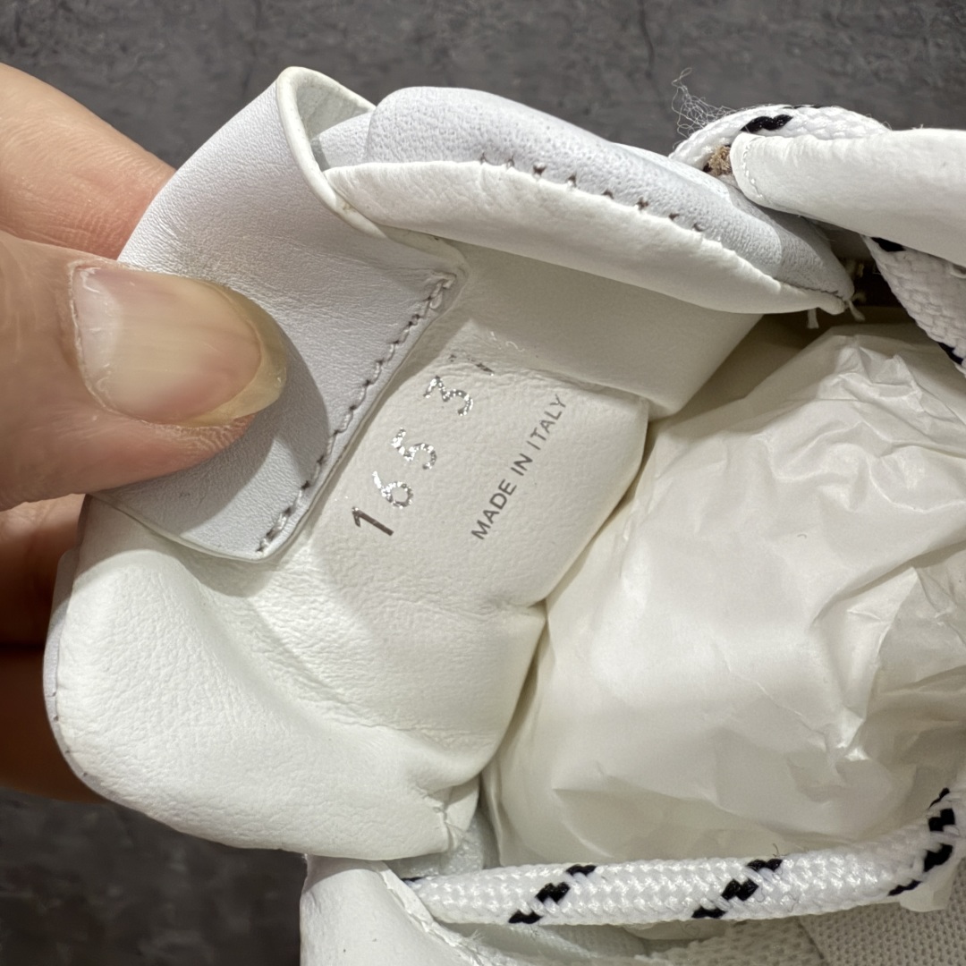 图片[7]-【纯原M版】Miumiu x New Balance NB530 新百伦缪缪联名款复古运动鞋 白皮生胶擦破做旧 全套原楦原纸板原厂数据开发 原厂三文治网纱 原装进口羊皮加羊反绒正确绒感卡色 正确中底拉帮中底纸板满印细节 冲裁组合 匠心打造 耗时两个月开发完成 工艺极其复杂难度可想而知 新开独立私模大底 全网唯一正确私模大底 高端零售专供产物 这双变奏版本的530 SL 有着抢眼的双鞋带系统 以撞色的拼接感带出不同以往的风格 同时透过网眼面料与麂皮呈现复古质地 除了极为受到欢迎的棕色调之外 还推出了轻盈的裸白色系 而双方的联名徽标则展现在鞋舌以及内里衬底之上 搭配棉质和皮革的双重鞋带设计呈现出不俗的质感 此番的一大亮点就是将原来的ABZORB 鞋底更换为超薄外底 诠释Y2K风造型 鞋舌上的\”MiuMiu\”和\”NB\”Logo彰显联名身份 整双鞋带来浓浓的复古氛围 尺码：36 37 37.5 38 38.5 39.5 40 40.5 41.5 42 42.5 43 44-选品中心