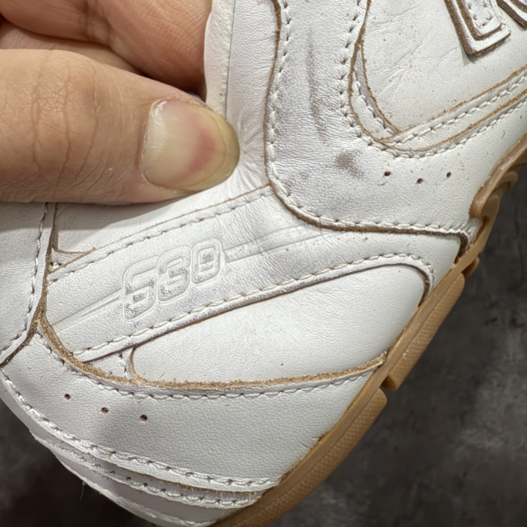 图片[3]-【纯原M版】Miumiu x New Balance NB530 新百伦缪缪联名款复古运动鞋 白皮生胶擦破做旧 全套原楦原纸板原厂数据开发 原厂三文治网纱 原装进口羊皮加羊反绒正确绒感卡色 正确中底拉帮中底纸板满印细节 冲裁组合 匠心打造 耗时两个月开发完成 工艺极其复杂难度可想而知 新开独立私模大底 全网唯一正确私模大底 高端零售专供产物 这双变奏版本的530 SL 有着抢眼的双鞋带系统 以撞色的拼接感带出不同以往的风格 同时透过网眼面料与麂皮呈现复古质地 除了极为受到欢迎的棕色调之外 还推出了轻盈的裸白色系 而双方的联名徽标则展现在鞋舌以及内里衬底之上 搭配棉质和皮革的双重鞋带设计呈现出不俗的质感 此番的一大亮点就是将原来的ABZORB 鞋底更换为超薄外底 诠释Y2K风造型 鞋舌上的\”MiuMiu\”和\”NB\”Logo彰显联名身份 整双鞋带来浓浓的复古氛围 尺码：36 37 37.5 38 38.5 39.5 40 40.5 41.5 42 42.5 43 44-选品中心