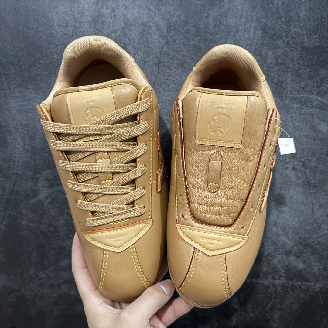 图片[2]-【佛山超A版】LV BUTTERSOFT 棕色阿甘鞋 LV路易威登 Nigo菲董 联名 Buttersoft系列 胖丁 厚底 休闲 运动鞋 阿甘鞋 原版购入开发做货 原版定制头层牛皮 内里进口透气网里 原版开模防滑TPU材质鞋底 碾压市面一切版本 欢迎随意对比 LV Buttersoft 运动鞋出自 Pharrell Williams 之手，以柔软的 Monogram 印花羊皮革与牛皮革重绎 1960 年代的潮流构型，再借加衬鞋面升级舒适体验。LV 字母和皮革饰边点明品牌身份，Pharrell Williams 肖像与龙虾压纹图案共述 2025 秋冬男装秀场风尚 尺码：39-46码-选品中心