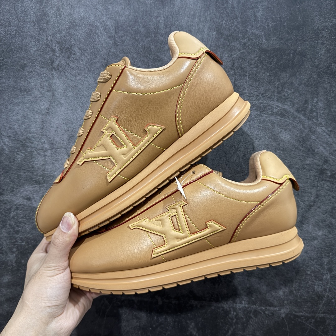 【佛山超A版】LV BUTTERSOFT 棕色阿甘鞋 LV路易威登 Nigo菲董 联名 Buttersoft系列 胖丁 厚底 休闲 运动鞋 阿甘鞋 原版购入开发做货 原版定制头层牛皮 内里进口透气网里 原版开模防滑TPU材质鞋底 碾压市面一切版本 欢迎随意对比 LV Buttersoft 运动鞋出自 Pharrell Williams 之手,以柔软的 Monogram 印花羊皮革与牛皮革重绎 1960 年代的潮流构型,再借加衬鞋面升级舒适体验。LV 字母和皮革饰边点明品牌身份,Pharrell Williams 肖像与龙虾压纹图案共述 2025 秋冬男装秀场风尚 尺码:39-46码-选品中心