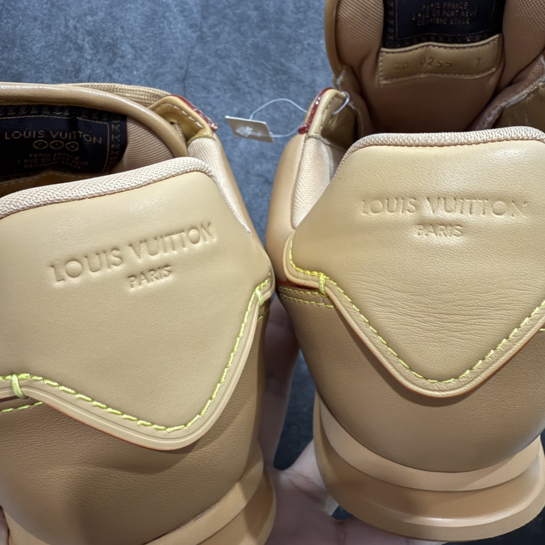 图片[5]-【佛山超A版】LV BUTTERSOFT 棕色阿甘鞋 LV路易威登 Nigo菲董 联名 Buttersoft系列 胖丁 厚底 休闲 运动鞋 阿甘鞋 原版购入开发做货 原版定制头层牛皮 内里进口透气网里 原版开模防滑TPU材质鞋底 碾压市面一切版本 欢迎随意对比 LV Buttersoft 运动鞋出自 Pharrell Williams 之手，以柔软的 Monogram 印花羊皮革与牛皮革重绎 1960 年代的潮流构型，再借加衬鞋面升级舒适体验。LV 字母和皮革饰边点明品牌身份，Pharrell Williams 肖像与龙虾压纹图案共述 2025 秋冬男装秀场风尚 尺码：39-46码-选品中心