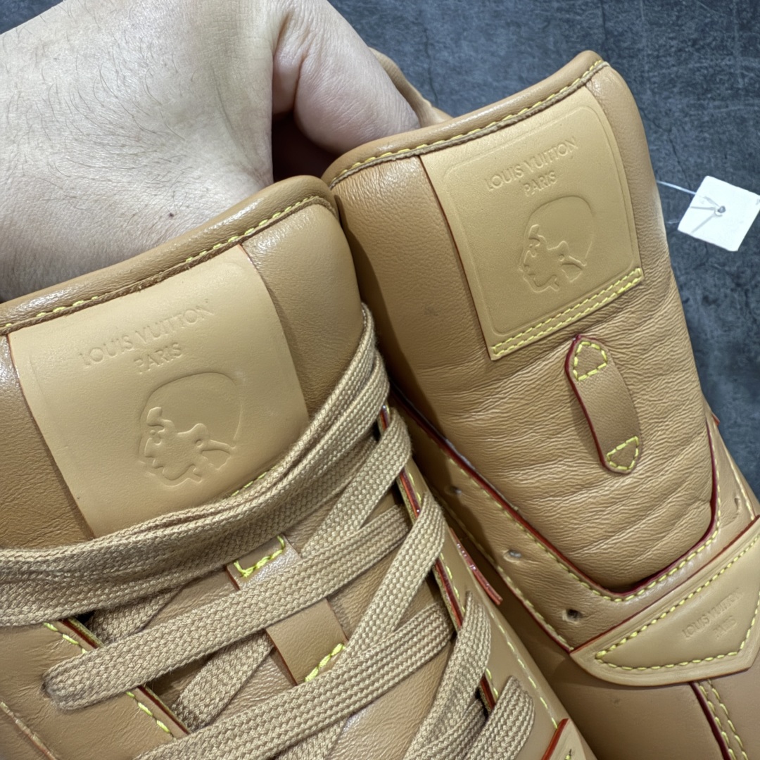 图片[4]-【佛山超A版】LV BUTTERSOFT 棕色阿甘鞋 LV路易威登 Nigo菲董 联名 Buttersoft系列 胖丁 厚底 休闲 运动鞋 阿甘鞋 原版购入开发做货 原版定制头层牛皮 内里进口透气网里 原版开模防滑TPU材质鞋底 碾压市面一切版本 欢迎随意对比 LV Buttersoft 运动鞋出自 Pharrell Williams 之手，以柔软的 Monogram 印花羊皮革与牛皮革重绎 1960 年代的潮流构型，再借加衬鞋面升级舒适体验。LV 字母和皮革饰边点明品牌身份，Pharrell Williams 肖像与龙虾压纹图案共述 2025 秋冬男装秀场风尚 尺码：39-46码-选品中心