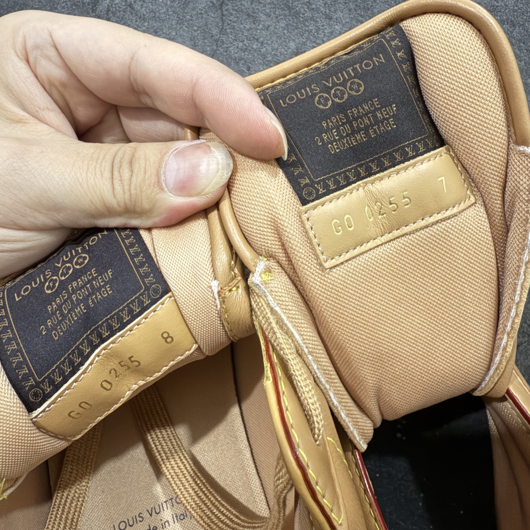 图片[6]-【佛山超A版】LV BUTTERSOFT 棕色阿甘鞋 LV路易威登 Nigo菲董 联名 Buttersoft系列 胖丁 厚底 休闲 运动鞋 阿甘鞋 原版购入开发做货 原版定制头层牛皮 内里进口透气网里 原版开模防滑TPU材质鞋底 碾压市面一切版本 欢迎随意对比 LV Buttersoft 运动鞋出自 Pharrell Williams 之手，以柔软的 Monogram 印花羊皮革与牛皮革重绎 1960 年代的潮流构型，再借加衬鞋面升级舒适体验。LV 字母和皮革饰边点明品牌身份，Pharrell Williams 肖像与龙虾压纹图案共述 2025 秋冬男装秀场风尚 尺码：39-46码-选品中心