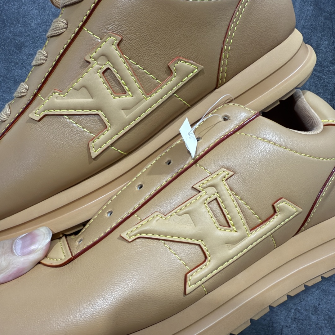 图片[9]-【佛山超A版】LV BUTTERSOFT 棕色阿甘鞋 LV路易威登 Nigo菲董 联名 Buttersoft系列 胖丁 厚底 休闲 运动鞋 阿甘鞋 原版购入开发做货 原版定制头层牛皮 内里进口透气网里 原版开模防滑TPU材质鞋底 碾压市面一切版本 欢迎随意对比 LV Buttersoft 运动鞋出自 Pharrell Williams 之手，以柔软的 Monogram 印花羊皮革与牛皮革重绎 1960 年代的潮流构型，再借加衬鞋面升级舒适体验。LV 字母和皮革饰边点明品牌身份，Pharrell Williams 肖像与龙虾压纹图案共述 2025 秋冬男装秀场风尚 尺码：39-46码-选品中心