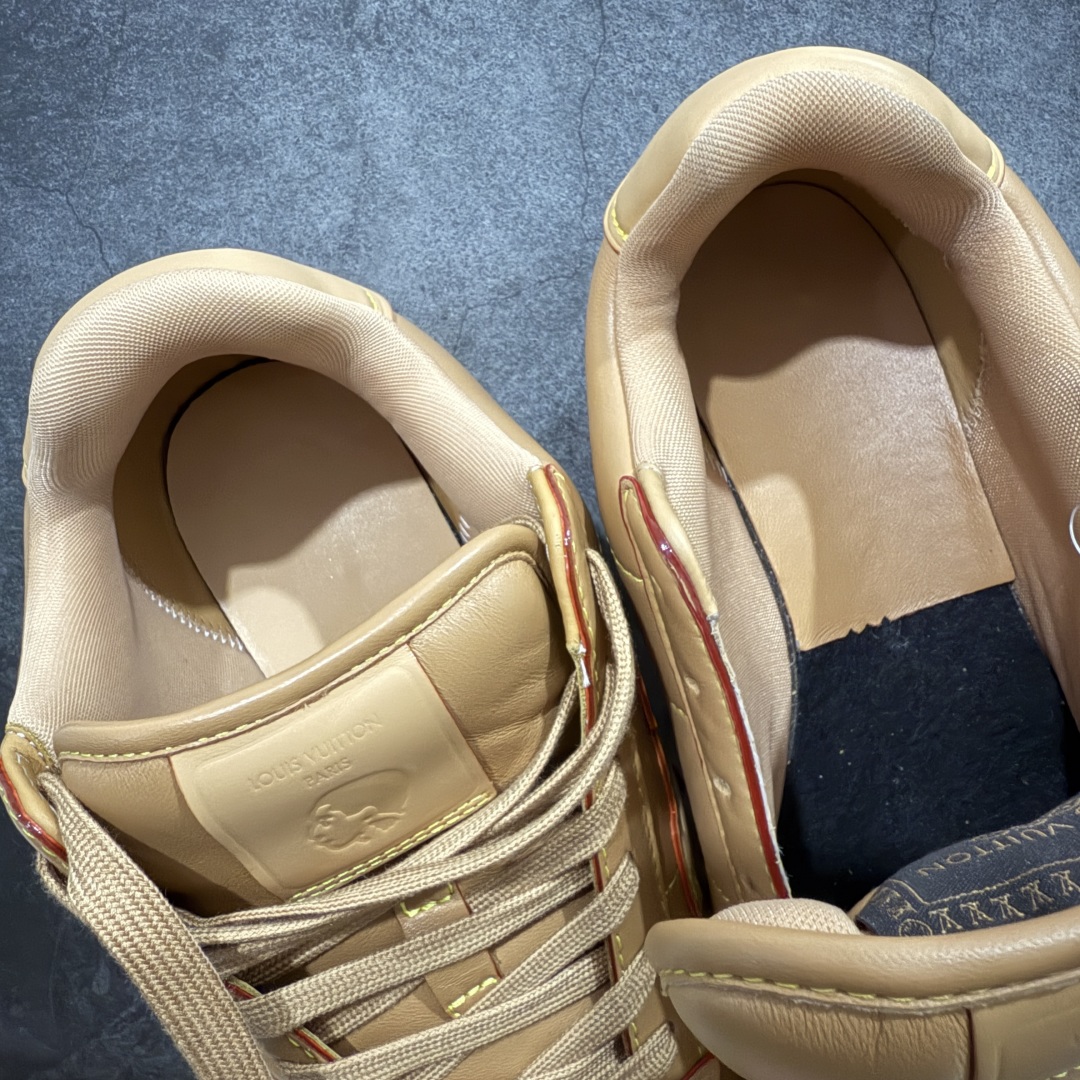 图片[8]-【佛山超A版】LV BUTTERSOFT 棕色阿甘鞋 LV路易威登 Nigo菲董 联名 Buttersoft系列 胖丁 厚底 休闲 运动鞋 阿甘鞋 原版购入开发做货 原版定制头层牛皮 内里进口透气网里 原版开模防滑TPU材质鞋底 碾压市面一切版本 欢迎随意对比 LV Buttersoft 运动鞋出自 Pharrell Williams 之手，以柔软的 Monogram 印花羊皮革与牛皮革重绎 1960 年代的潮流构型，再借加衬鞋面升级舒适体验。LV 字母和皮革饰边点明品牌身份，Pharrell Williams 肖像与龙虾压纹图案共述 2025 秋冬男装秀场风尚 尺码：39-46码-选品中心