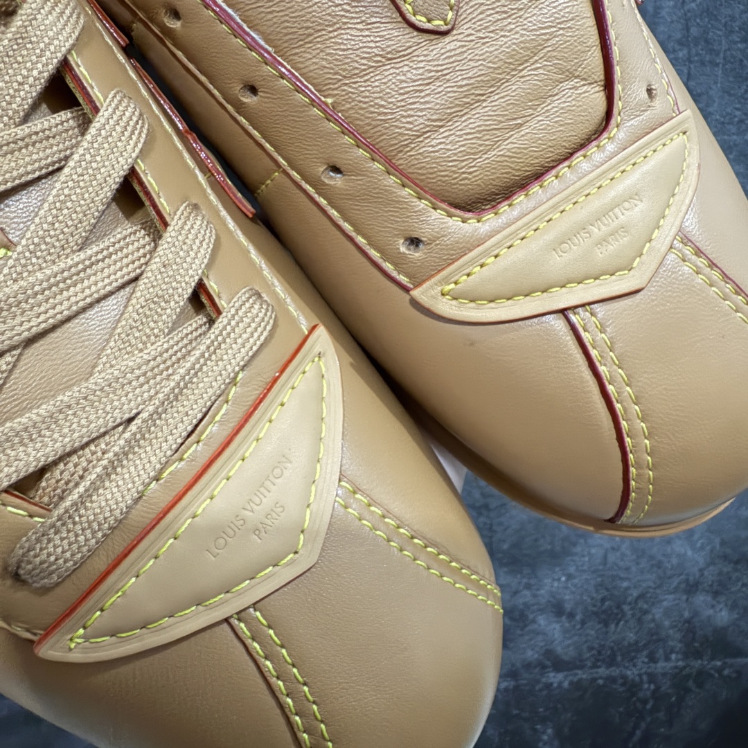 图片[3]-【佛山超A版】LV BUTTERSOFT 棕色阿甘鞋 LV路易威登 Nigo菲董 联名 Buttersoft系列 胖丁 厚底 休闲 运动鞋 阿甘鞋 原版购入开发做货 原版定制头层牛皮 内里进口透气网里 原版开模防滑TPU材质鞋底 碾压市面一切版本 欢迎随意对比 LV Buttersoft 运动鞋出自 Pharrell Williams 之手，以柔软的 Monogram 印花羊皮革与牛皮革重绎 1960 年代的潮流构型，再借加衬鞋面升级舒适体验。LV 字母和皮革饰边点明品牌身份，Pharrell Williams 肖像与龙虾压纹图案共述 2025 秋冬男装秀场风尚 尺码：39-46码-选品中心