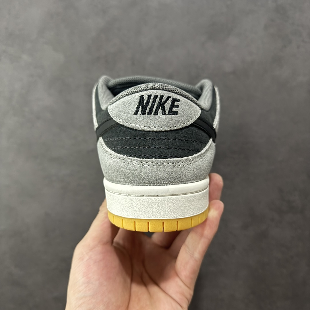 图片[4]-【史诗级】NK Dunk SB Low \”Dark Smoke Grey\” 黑灰色 低帮复古休闲运动滑板鞋 实拍上架 原装头层材料 用料绝不含糊 独家版型蒸餾加工帶來的是更好的视觉和脚感体验 清洁度 电绣工艺 皮料切割干净无任何毛边 细节完美 货号：IHF3063-001 尺码：35.5 36 36.5 37.5 38 38.5 39 40 40.5 41 42 42.5 43 44 44.5 45 46 47.5-选品中心