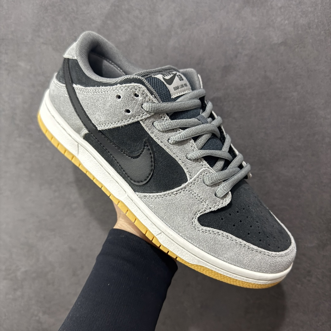 图片[3]-【史诗级】NK Dunk SB Low \”Dark Smoke Grey\” 黑灰色 低帮复古休闲运动滑板鞋 实拍上架 原装头层材料 用料绝不含糊 独家版型蒸餾加工帶來的是更好的视觉和脚感体验 清洁度 电绣工艺 皮料切割干净无任何毛边 细节完美 货号：IHF3063-001 尺码：35.5 36 36.5 37.5 38 38.5 39 40 40.5 41 42 42.5 43 44 44.5 45 46 47.5-选品中心