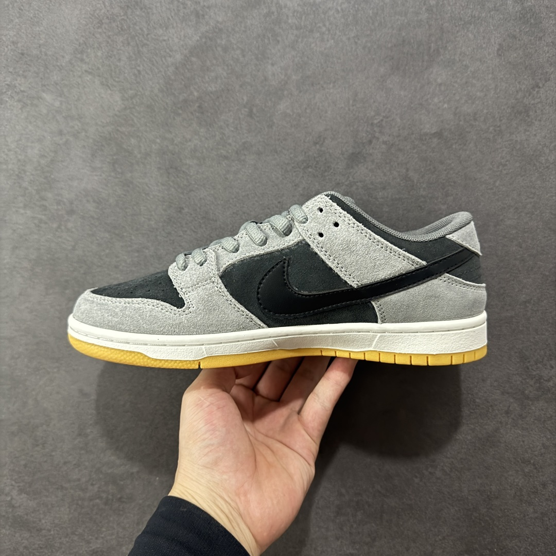 图片[2]-【史诗级】NK Dunk SB Low \”Dark Smoke Grey\” 黑灰色 低帮复古休闲运动滑板鞋 实拍上架 原装头层材料 用料绝不含糊 独家版型蒸餾加工帶來的是更好的视觉和脚感体验 清洁度 电绣工艺 皮料切割干净无任何毛边 细节完美 货号：IHF3063-001 尺码：35.5 36 36.5 37.5 38 38.5 39 40 40.5 41 42 42.5 43 44 44.5 45 46 47.5-选品中心