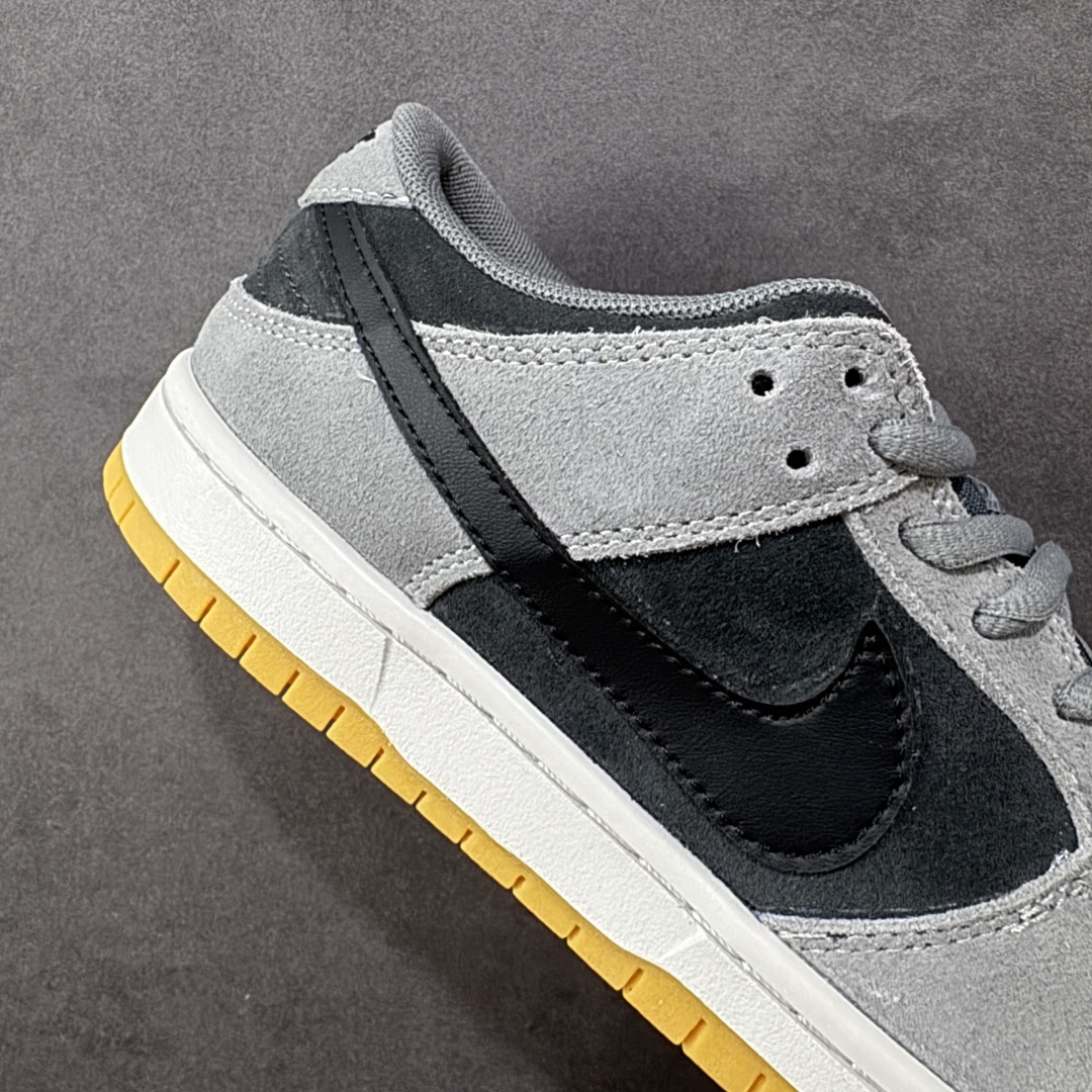 图片[6]-【史诗级】NK Dunk SB Low \”Dark Smoke Grey\” 黑灰色 低帮复古休闲运动滑板鞋 实拍上架 原装头层材料 用料绝不含糊 独家版型蒸餾加工帶來的是更好的视觉和脚感体验 清洁度 电绣工艺 皮料切割干净无任何毛边 细节完美 货号：IHF3063-001 尺码：35.5 36 36.5 37.5 38 38.5 39 40 40.5 41 42 42.5 43 44 44.5 45 46 47.5-选品中心