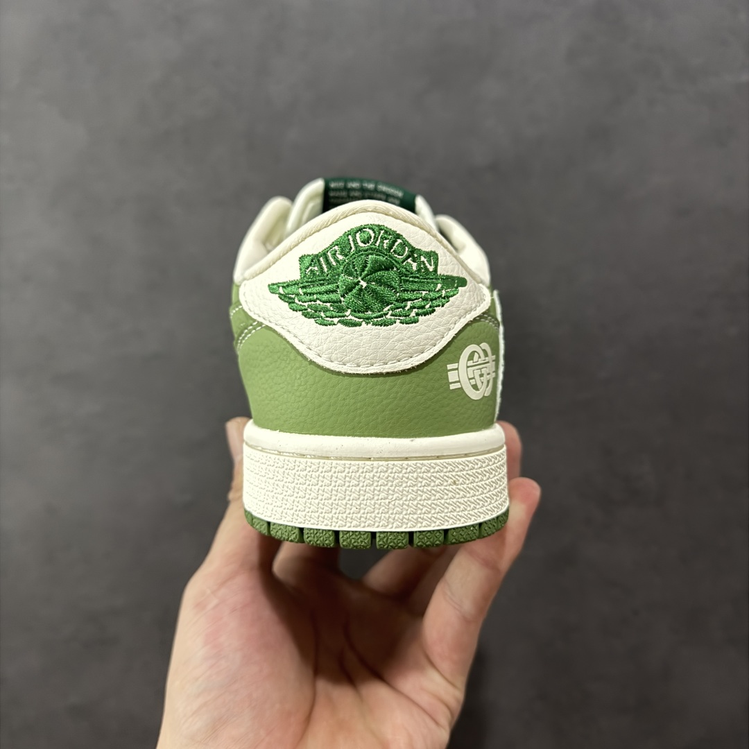 图片[4]-【定制版】Gucci x Travis Scott x Air Jordan 1 Low 古奇古驰 x AJ1 低帮 米白绿倒钩 AJ1 乔丹1代 aj1 乔1 低邦 白绿倒勾联名 乔丹篮球鞋系列 鞋款整体以绿色皮革为底搭配米白色皮革框架覆盖层，标志性的反钩Swoosh Logo采用绿色呈现，内侧也辅以绿色Swoosh Logo点缀，鞋舌等多处TS标志性元素均得以保留；鞋舌绣标上以GG字样呈现，后跟的鬼脸Logo标志以及Wings Logo均采用绿色刺绣妆点，后跟侧下方印有Gucci字样，彰显联名身份；最后以米白色中底搭配绿色橡胶外底完善整体设计收尾。 货号：XS2025-028 尺码：36 36.5 37.5 38 38.5 39 40 40.5 41 42 42.5 43 44 44.5 45 编码：HXSB330340-选品中心