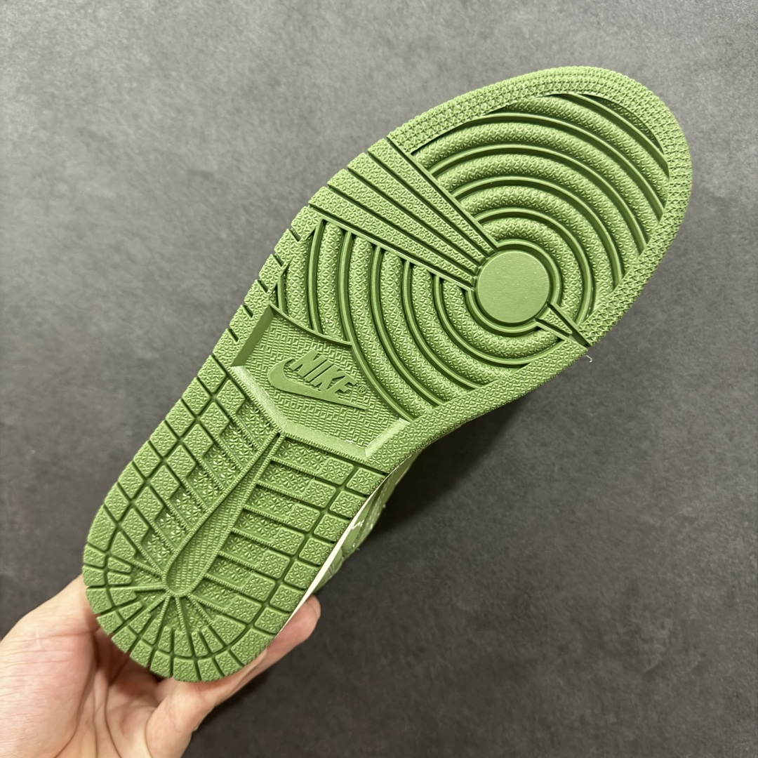 图片[9]-【定制版】Gucci x Travis Scott x Air Jordan 1 Low 古奇古驰 x AJ1 低帮 米白绿倒钩 AJ1 乔丹1代 aj1 乔1 低邦 白绿倒勾联名 乔丹篮球鞋系列 鞋款整体以绿色皮革为底搭配米白色皮革框架覆盖层，标志性的反钩Swoosh Logo采用绿色呈现，内侧也辅以绿色Swoosh Logo点缀，鞋舌等多处TS标志性元素均得以保留；鞋舌绣标上以GG字样呈现，后跟的鬼脸Logo标志以及Wings Logo均采用绿色刺绣妆点，后跟侧下方印有Gucci字样，彰显联名身份；最后以米白色中底搭配绿色橡胶外底完善整体设计收尾。 货号：XS2025-028 尺码：36 36.5 37.5 38 38.5 39 40 40.5 41 42 42.5 43 44 44.5 45 编码：HXSB330340-选品中心