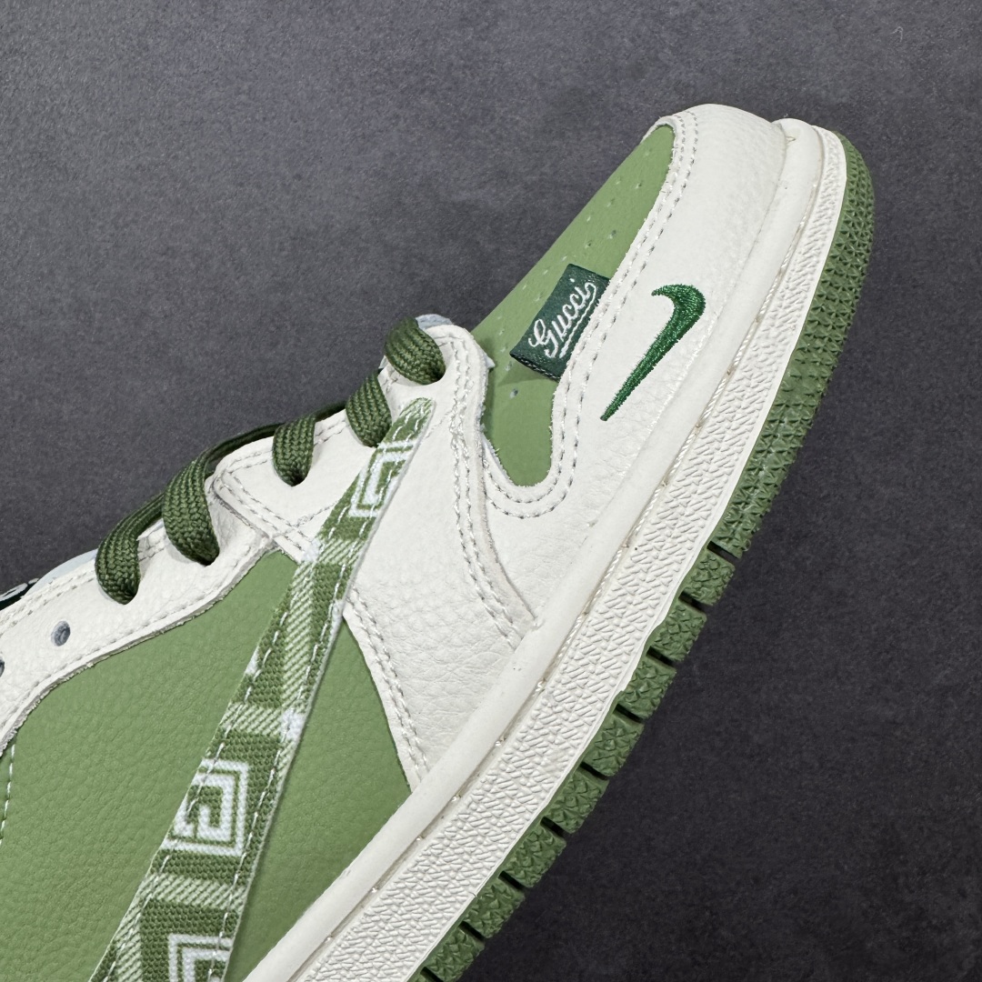 图片[5]-【定制版】Gucci x Travis Scott x Air Jordan 1 Low 古奇古驰 x AJ1 低帮 米白绿倒钩 AJ1 乔丹1代 aj1 乔1 低邦 白绿倒勾联名 乔丹篮球鞋系列 鞋款整体以绿色皮革为底搭配米白色皮革框架覆盖层，标志性的反钩Swoosh Logo采用绿色呈现，内侧也辅以绿色Swoosh Logo点缀，鞋舌等多处TS标志性元素均得以保留；鞋舌绣标上以GG字样呈现，后跟的鬼脸Logo标志以及Wings Logo均采用绿色刺绣妆点，后跟侧下方印有Gucci字样，彰显联名身份；最后以米白色中底搭配绿色橡胶外底完善整体设计收尾。 货号：XS2025-028 尺码：36 36.5 37.5 38 38.5 39 40 40.5 41 42 42.5 43 44 44.5 45 编码：HXSB330340-选品中心