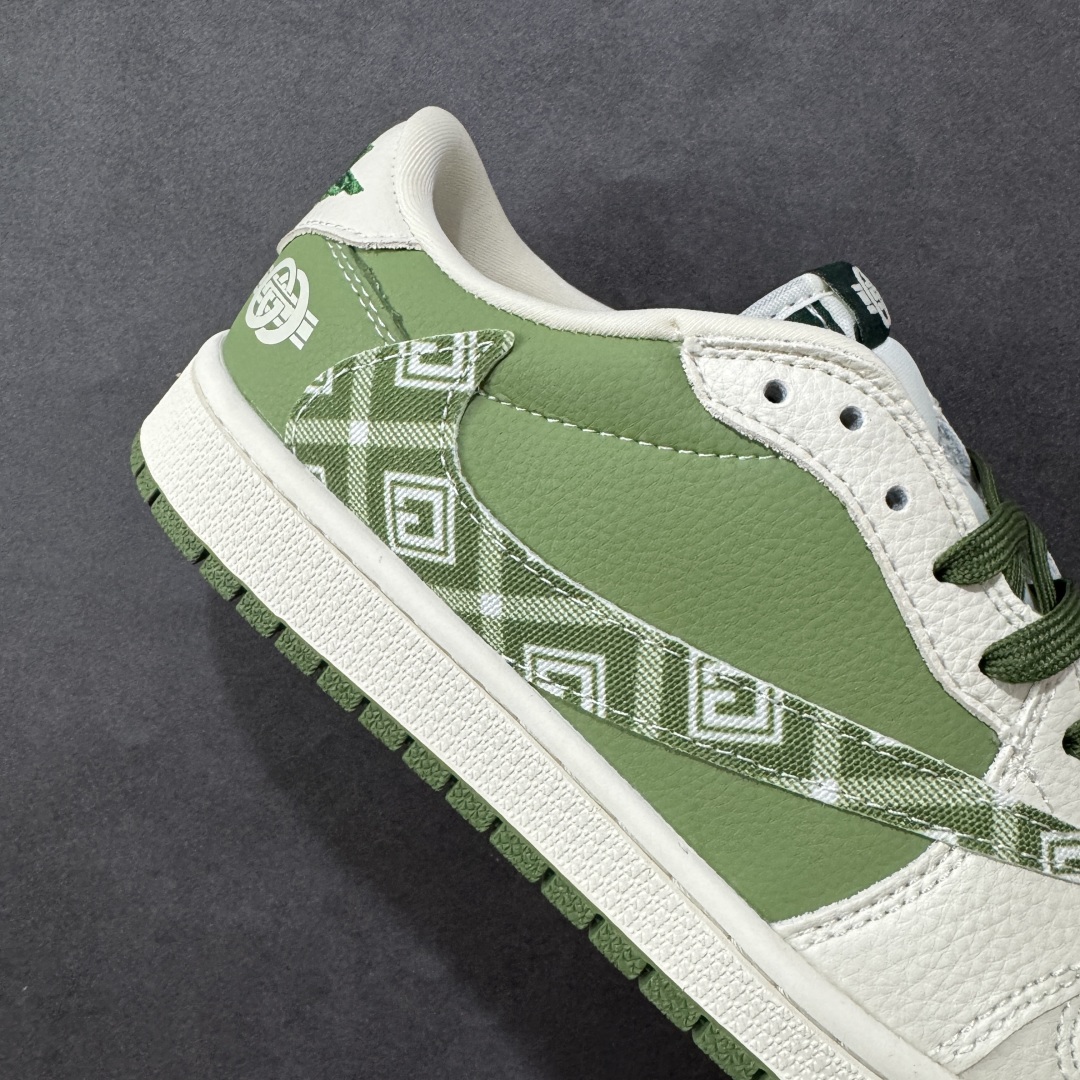 图片[6]-【定制版】Gucci x Travis Scott x Air Jordan 1 Low 古奇古驰 x AJ1 低帮 米白绿倒钩 AJ1 乔丹1代 aj1 乔1 低邦 白绿倒勾联名 乔丹篮球鞋系列 鞋款整体以绿色皮革为底搭配米白色皮革框架覆盖层，标志性的反钩Swoosh Logo采用绿色呈现，内侧也辅以绿色Swoosh Logo点缀，鞋舌等多处TS标志性元素均得以保留；鞋舌绣标上以GG字样呈现，后跟的鬼脸Logo标志以及Wings Logo均采用绿色刺绣妆点，后跟侧下方印有Gucci字样，彰显联名身份；最后以米白色中底搭配绿色橡胶外底完善整体设计收尾。 货号：XS2025-028 尺码：36 36.5 37.5 38 38.5 39 40 40.5 41 42 42.5 43 44 44.5 45 编码：HXSB330340-选品中心