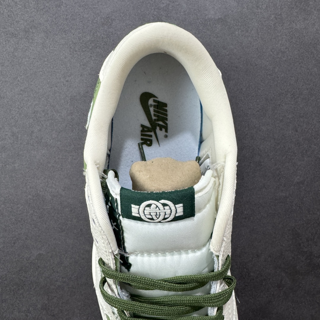 图片[7]-【定制版】Gucci x Travis Scott x Air Jordan 1 Low 古奇古驰 x AJ1 低帮 米白绿倒钩 AJ1 乔丹1代 aj1 乔1 低邦 白绿倒勾联名 乔丹篮球鞋系列 鞋款整体以绿色皮革为底搭配米白色皮革框架覆盖层，标志性的反钩Swoosh Logo采用绿色呈现，内侧也辅以绿色Swoosh Logo点缀，鞋舌等多处TS标志性元素均得以保留；鞋舌绣标上以GG字样呈现，后跟的鬼脸Logo标志以及Wings Logo均采用绿色刺绣妆点，后跟侧下方印有Gucci字样，彰显联名身份；最后以米白色中底搭配绿色橡胶外底完善整体设计收尾。 货号：XS2025-028 尺码：36 36.5 37.5 38 38.5 39 40 40.5 41 42 42.5 43 44 44.5 45 编码：HXSB330340-选品中心