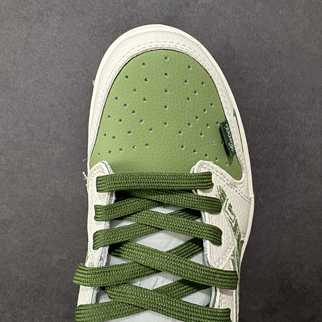 图片[8]-【定制版】Gucci x Travis Scott x Air Jordan 1 Low 古奇古驰 x AJ1 低帮 米白绿倒钩 AJ1 乔丹1代 aj1 乔1 低邦 白绿倒勾联名 乔丹篮球鞋系列 鞋款整体以绿色皮革为底搭配米白色皮革框架覆盖层，标志性的反钩Swoosh Logo采用绿色呈现，内侧也辅以绿色Swoosh Logo点缀，鞋舌等多处TS标志性元素均得以保留；鞋舌绣标上以GG字样呈现，后跟的鬼脸Logo标志以及Wings Logo均采用绿色刺绣妆点，后跟侧下方印有Gucci字样，彰显联名身份；最后以米白色中底搭配绿色橡胶外底完善整体设计收尾。 货号：XS2025-028 尺码：36 36.5 37.5 38 38.5 39 40 40.5 41 42 42.5 43 44 44.5 45 编码：HXSB330340-选品中心