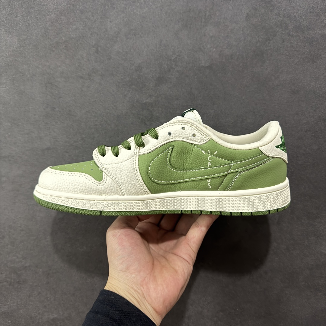 图片[2]-【定制版】Gucci x Travis Scott x Air Jordan 1 Low 古奇古驰 x AJ1 低帮 米白绿倒钩 AJ1 乔丹1代 aj1 乔1 低邦 白绿倒勾联名 乔丹篮球鞋系列 鞋款整体以绿色皮革为底搭配米白色皮革框架覆盖层，标志性的反钩Swoosh Logo采用绿色呈现，内侧也辅以绿色Swoosh Logo点缀，鞋舌等多处TS标志性元素均得以保留；鞋舌绣标上以GG字样呈现，后跟的鬼脸Logo标志以及Wings Logo均采用绿色刺绣妆点，后跟侧下方印有Gucci字样，彰显联名身份；最后以米白色中底搭配绿色橡胶外底完善整体设计收尾。 货号：XS2025-028 尺码：36 36.5 37.5 38 38.5 39 40 40.5 41 42 42.5 43 44 44.5 45 编码：HXSB330340-选品中心