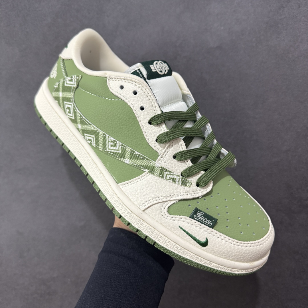 图片[3]-【定制版】Gucci x Travis Scott x Air Jordan 1 Low 古奇古驰 x AJ1 低帮 米白绿倒钩 AJ1 乔丹1代 aj1 乔1 低邦 白绿倒勾联名 乔丹篮球鞋系列 鞋款整体以绿色皮革为底搭配米白色皮革框架覆盖层，标志性的反钩Swoosh Logo采用绿色呈现，内侧也辅以绿色Swoosh Logo点缀，鞋舌等多处TS标志性元素均得以保留；鞋舌绣标上以GG字样呈现，后跟的鬼脸Logo标志以及Wings Logo均采用绿色刺绣妆点，后跟侧下方印有Gucci字样，彰显联名身份；最后以米白色中底搭配绿色橡胶外底完善整体设计收尾。 货号：XS2025-028 尺码：36 36.5 37.5 38 38.5 39 40 40.5 41 42 42.5 43 44 44.5 45 编码：HXSB330340-选品中心
