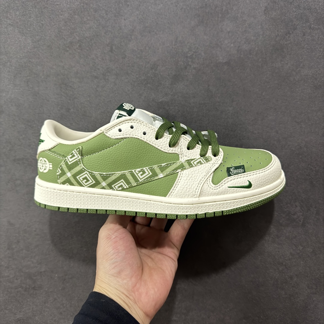 【定制版】Gucci x Travis Scott x Air Jordan 1 Low 古奇古驰 x AJ1 低帮 米白绿倒钩 AJ1 乔丹1代 aj1 乔1 低邦 白绿倒勾联名 乔丹篮球鞋系列 鞋款整体以绿色皮革为底搭配米白色皮革框架覆盖层,标志性的反钩Swoosh Logo采用绿色呈现,内侧也辅以绿色Swoosh Logo点缀,鞋舌等多处TS标志性元素均得以保留;鞋舌绣标上以GG字样呈现,后跟的鬼脸Logo标志以及Wings Logo均采用绿色刺绣妆点,后跟侧下方印有Gucci字样,彰显联名身份;最后以米白色中底搭配绿色橡胶外底完善整体设计收尾。 货号:XS2025-028 尺码:36 36.5 37.5 38 38.5 39 40 40.5 41 42 42.5 43 44 44.5 45 编码:HXSB330340-选品中心