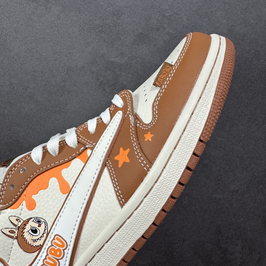 图片[5]-【定制版】Labubu x Travis Scott x Air Jordan 1 Low 拉布布 x AJ1 低帮 梦幻棕白倒钩 AJ1 乔丹1代 aj1 乔1 低邦 棕白倒勾联名 乔丹篮球鞋系列 鞋身整体以米白色为底搭配棕色框架覆盖层，标志性的反钩Swoosh Logo采用白色呈现，内侧也辅以白色Swoosh Logo点缀，鞋舌等多处TS标志性元素均得以保留；鞋舌上以Labubu字样呈现，鞋面带有棕色绣标Labubu字样，后跟的Jack厂牌Logo标志以及Wings Logo均采用白色缝线打造，后跟印有拉布布头像，彰显联名身份；最后以米白色中底搭配棕色橡胶外底完善整体设计收尾。 货号：DZ5899-020 尺码：36 36.5 37.5 38 38.5 39 40 40.5 41 42 42.5 43 44 44.5 45 编码：HXSB330340-选品中心