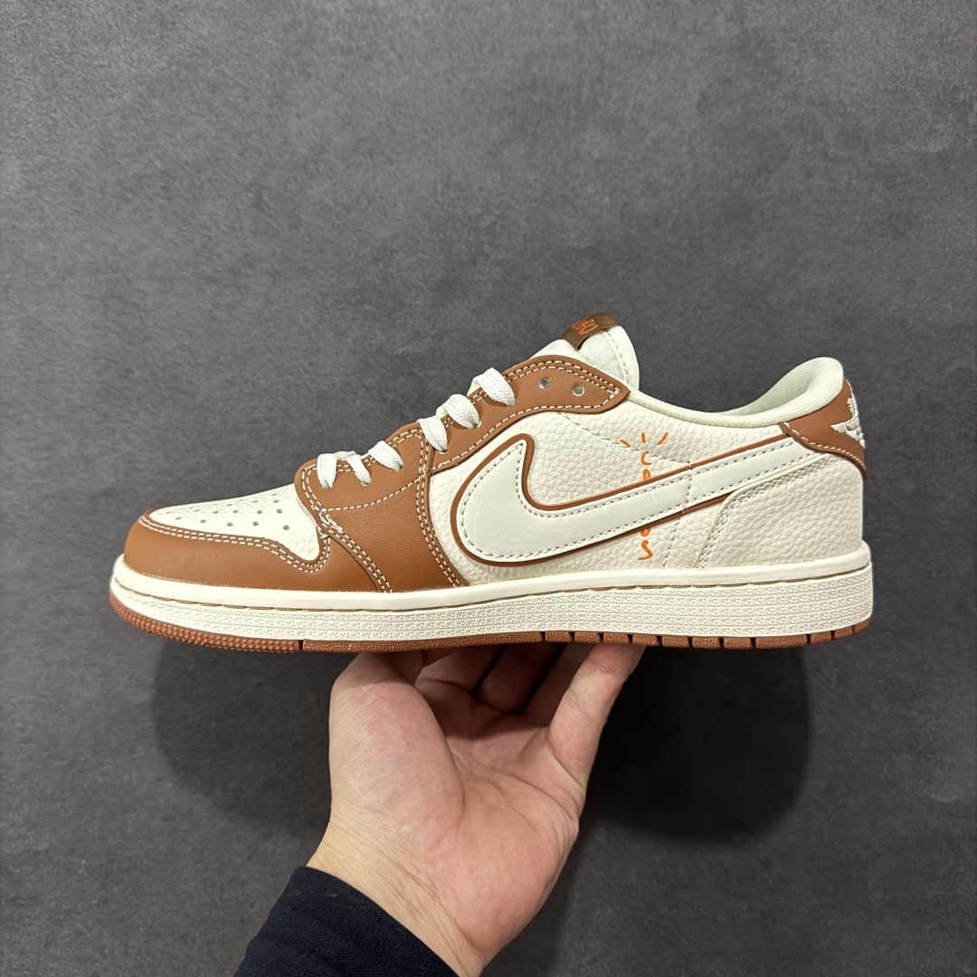 图片[2]-【定制版】Labubu x Travis Scott x Air Jordan 1 Low 拉布布 x AJ1 低帮 梦幻棕白倒钩 AJ1 乔丹1代 aj1 乔1 低邦 棕白倒勾联名 乔丹篮球鞋系列 鞋身整体以米白色为底搭配棕色框架覆盖层，标志性的反钩Swoosh Logo采用白色呈现，内侧也辅以白色Swoosh Logo点缀，鞋舌等多处TS标志性元素均得以保留；鞋舌上以Labubu字样呈现，鞋面带有棕色绣标Labubu字样，后跟的Jack厂牌Logo标志以及Wings Logo均采用白色缝线打造，后跟印有拉布布头像，彰显联名身份；最后以米白色中底搭配棕色橡胶外底完善整体设计收尾。 货号：DZ5899-020 尺码：36 36.5 37.5 38 38.5 39 40 40.5 41 42 42.5 43 44 44.5 45 编码：HXSB330340-选品中心
