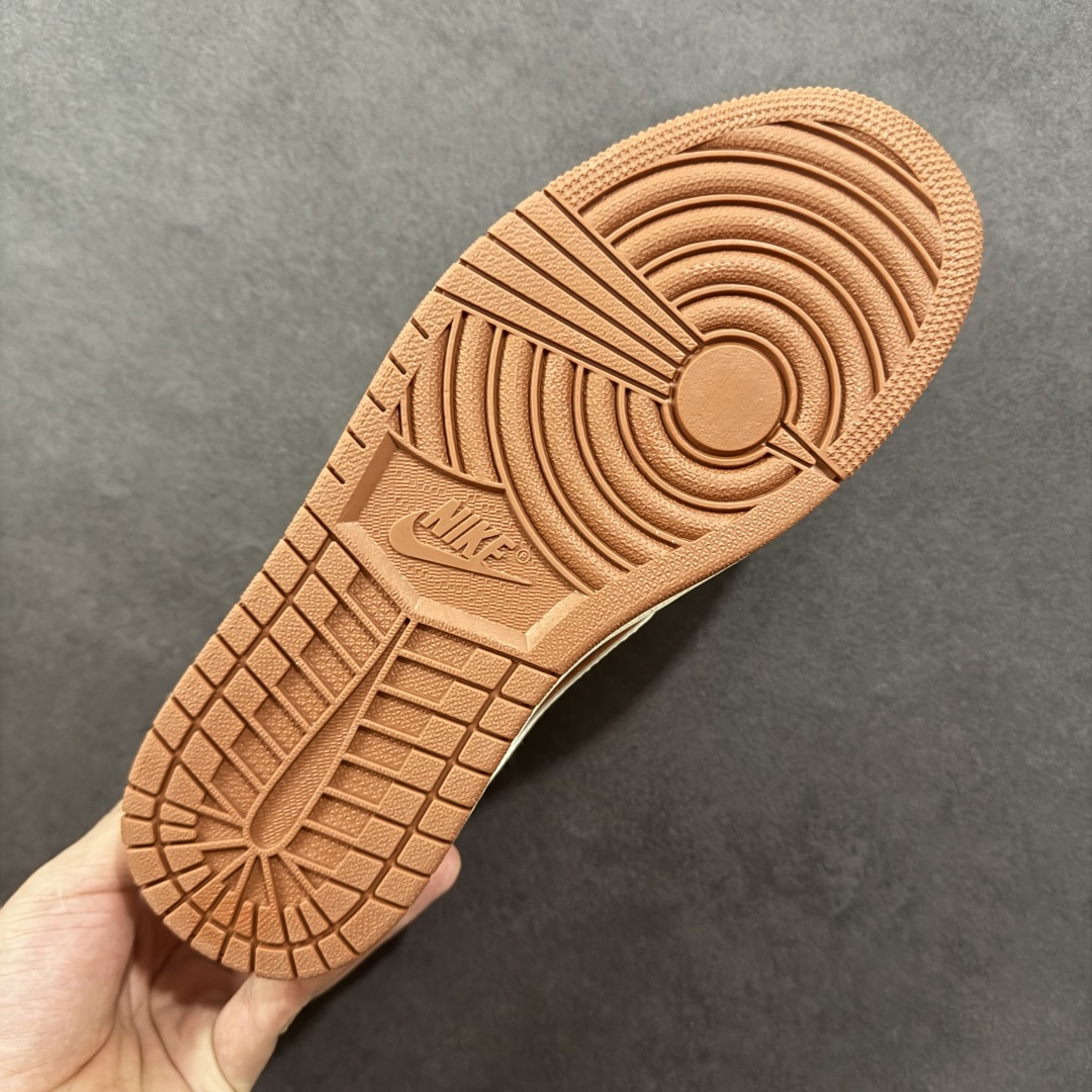 图片[9]-【定制版】Labubu x Travis Scott x Air Jordan 1 Low 拉布布 x AJ1 低帮 梦幻棕白倒钩 AJ1 乔丹1代 aj1 乔1 低邦 棕白倒勾联名 乔丹篮球鞋系列 鞋身整体以米白色为底搭配棕色框架覆盖层，标志性的反钩Swoosh Logo采用白色呈现，内侧也辅以白色Swoosh Logo点缀，鞋舌等多处TS标志性元素均得以保留；鞋舌上以Labubu字样呈现，鞋面带有棕色绣标Labubu字样，后跟的Jack厂牌Logo标志以及Wings Logo均采用白色缝线打造，后跟印有拉布布头像，彰显联名身份；最后以米白色中底搭配棕色橡胶外底完善整体设计收尾。 货号：DZ5899-020 尺码：36 36.5 37.5 38 38.5 39 40 40.5 41 42 42.5 43 44 44.5 45 编码：HXSB330340-选品中心